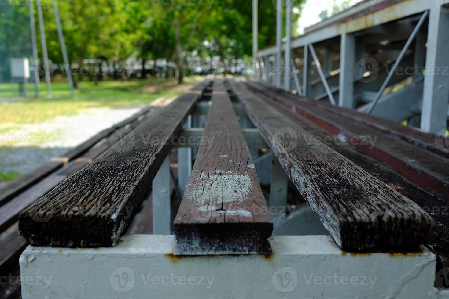 cerca arriba madera estadio asientos. foto