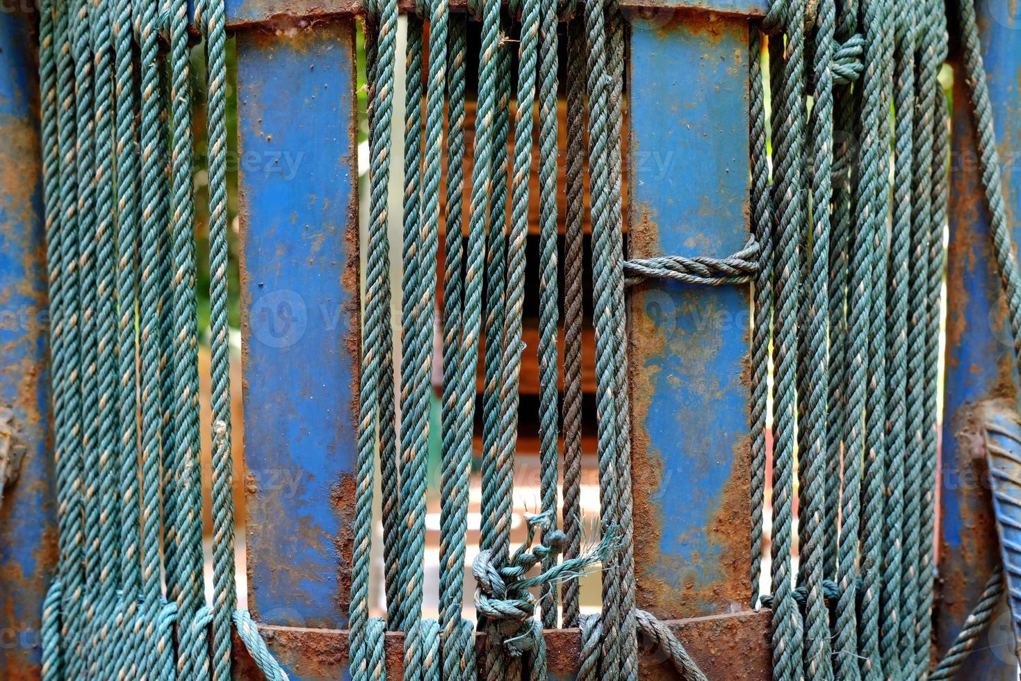 cerca arriba cuerda corbatas alrededor el oxidado carro. foto