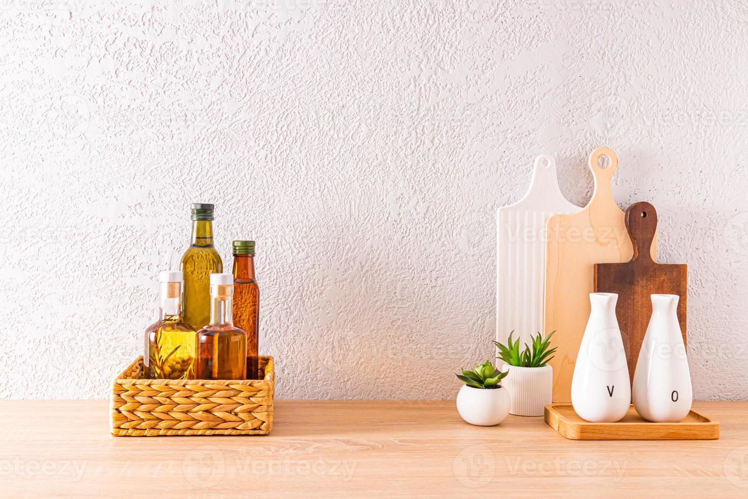 hermosa cocina antecedentes con varios botellas de petróleo para Cocinando en un de madera encimera frente vista. espacio para texto. foto