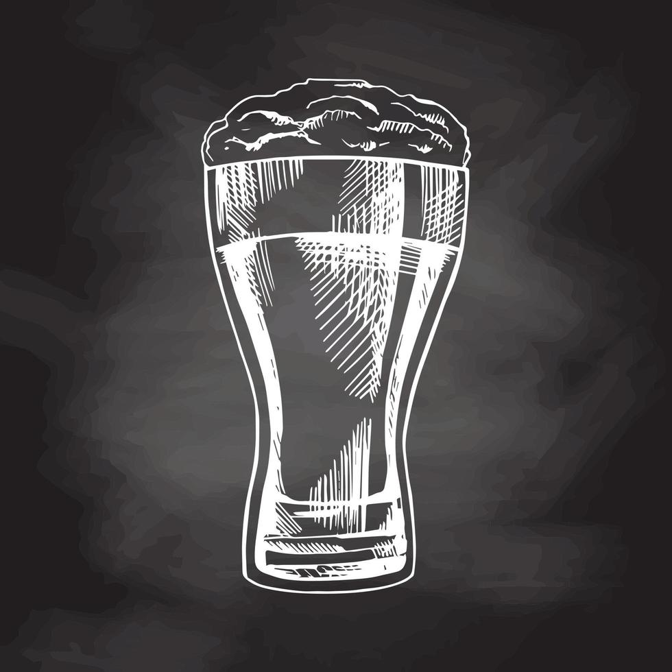 dibujado a mano bosquejo de cerveza vaso aislado en pizarra fondo, blanco dibujo. colocar. vector Clásico grabado ilustración.