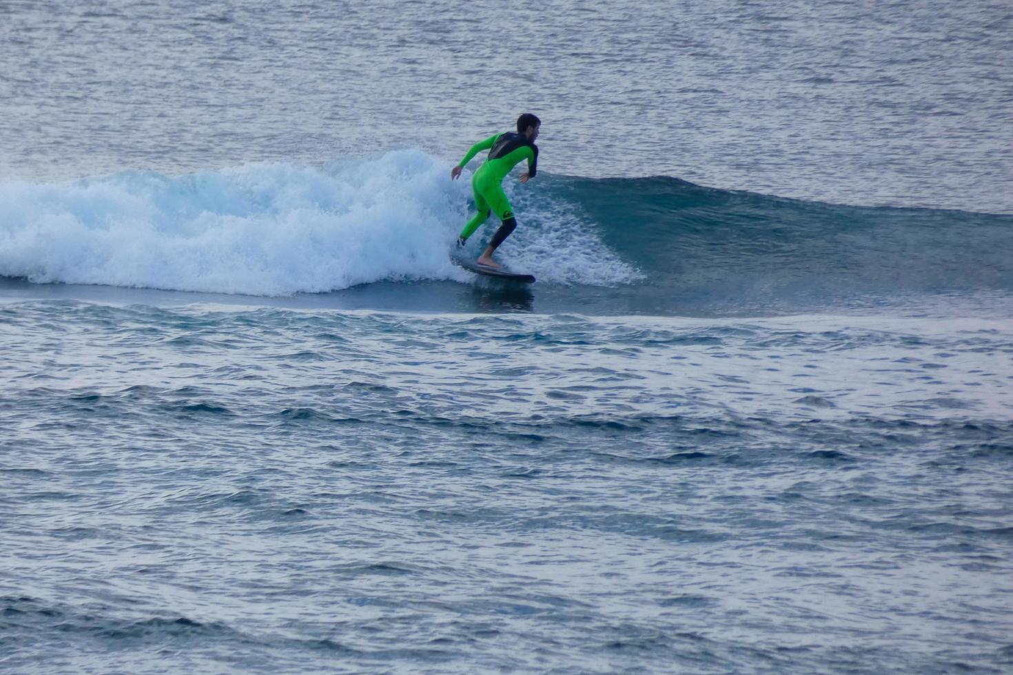 joven Atletas practicando el agua deporte de surf foto