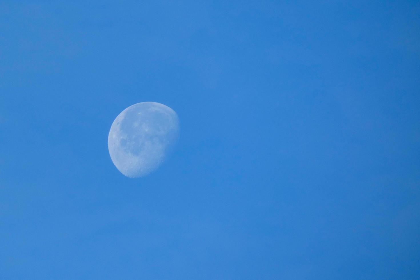 tiempo de día lleno Luna debajo el azul cielo foto