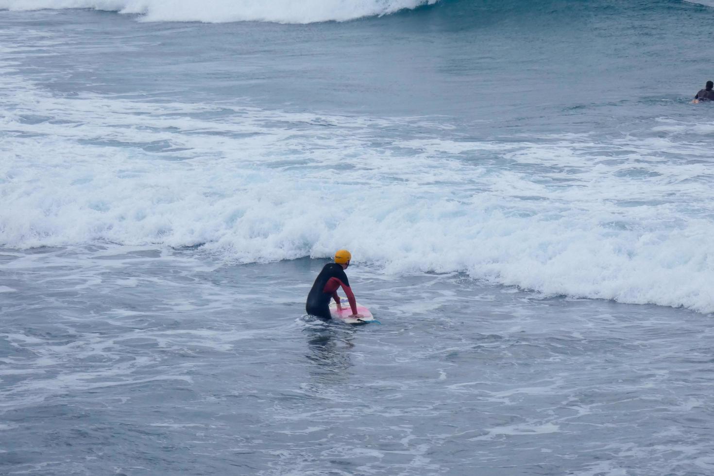 joven Atletas practicando el agua deporte de surf foto