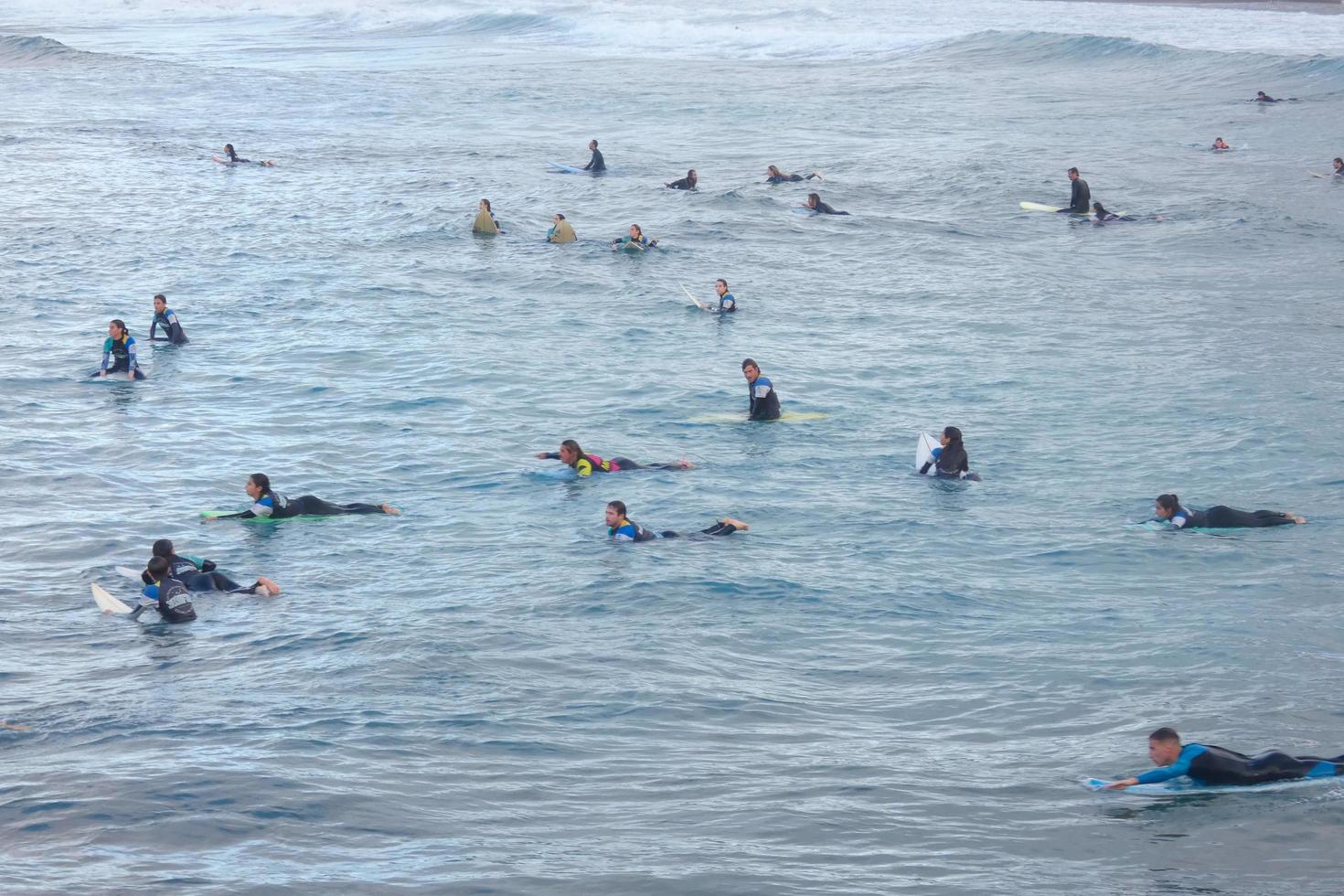 navegar colegio en un Oceano playa foto