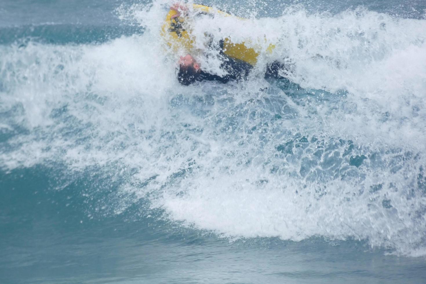 surfistas montando pequeño Oceano olas foto