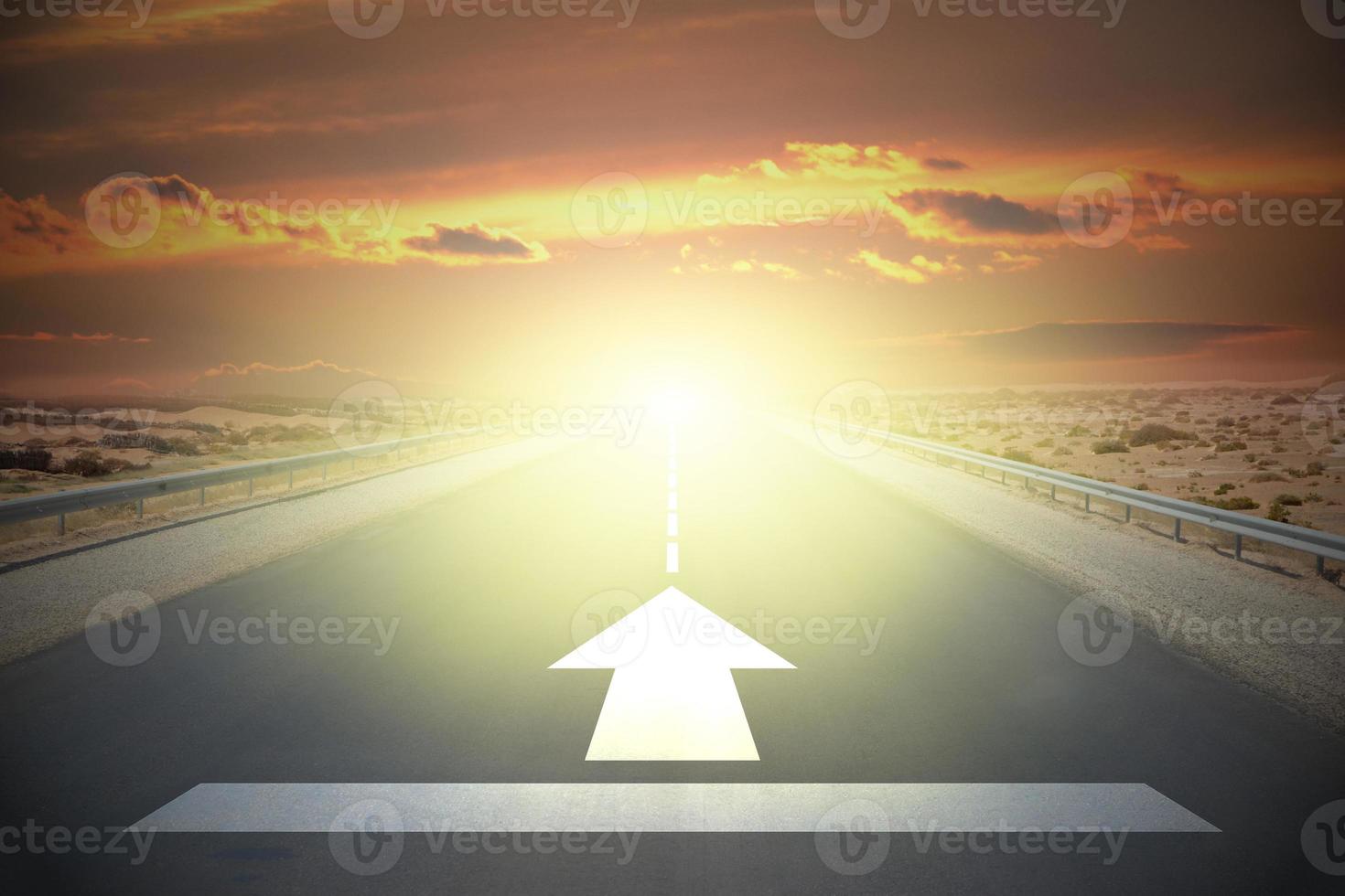 la carretera en un Desierto con un flecha y puesta de sol cielo - adelante concepto foto