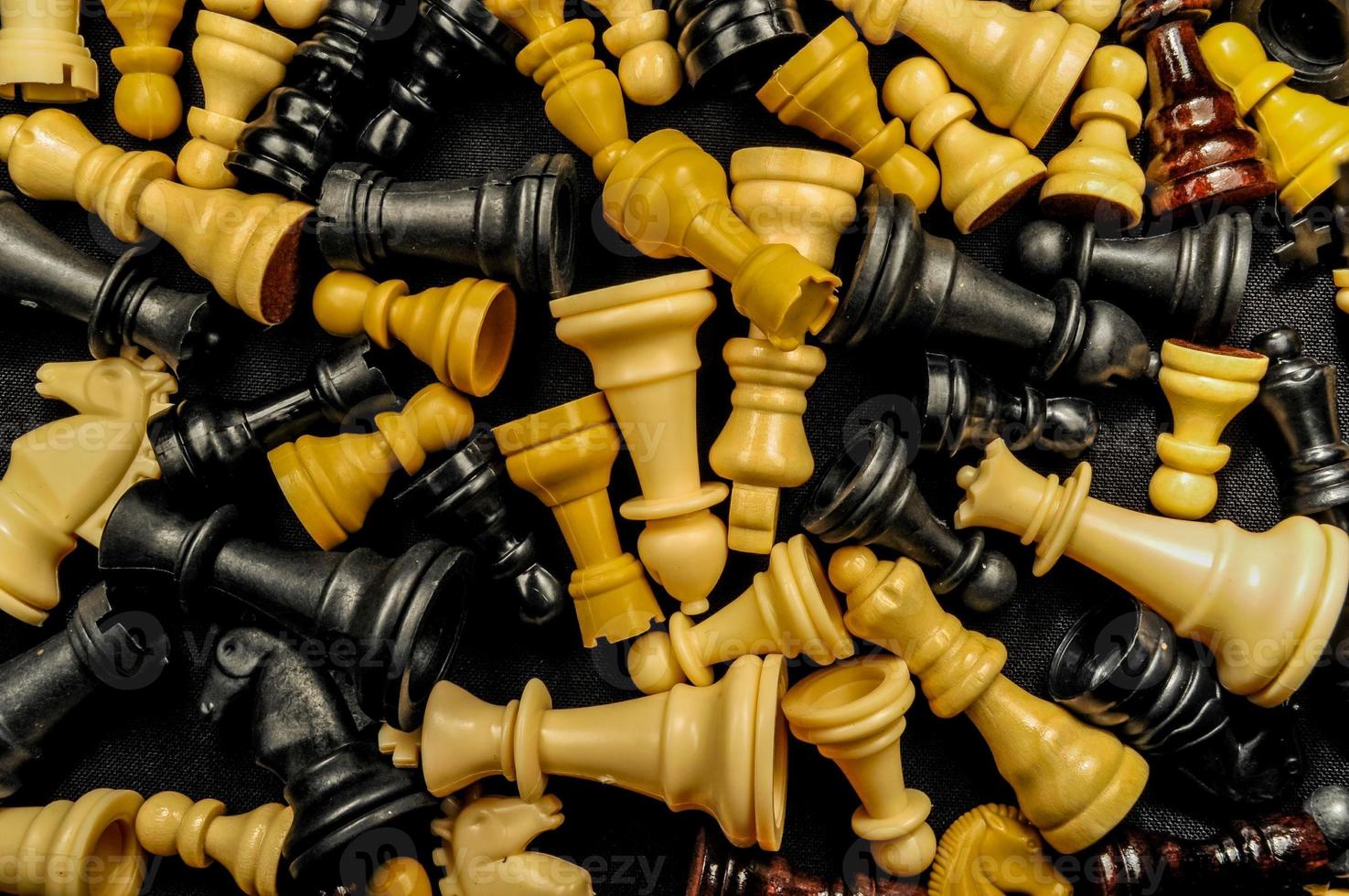 figuras de ajedrez sobre fondo negro foto