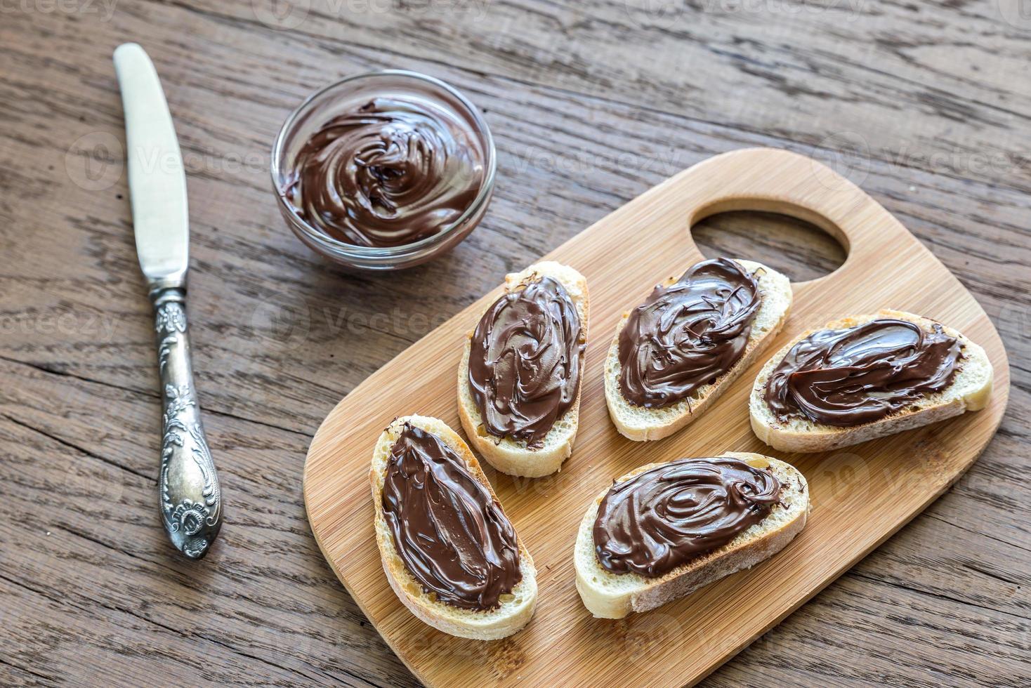 rebanadas de baguette con crema de chocolate foto