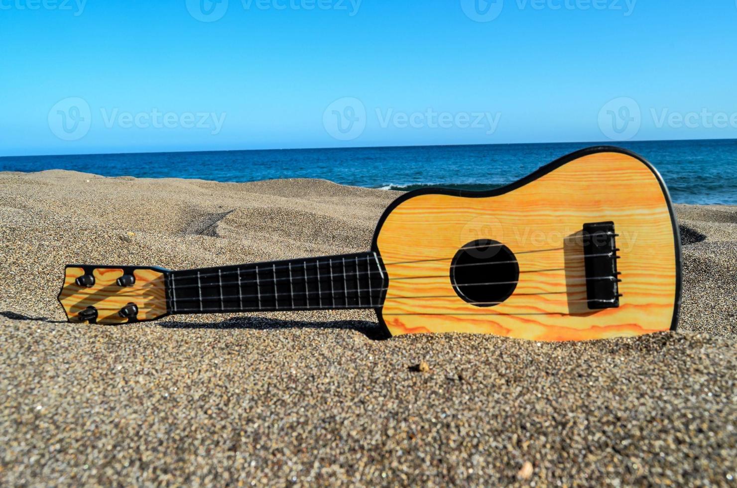 guitarra en el arena foto