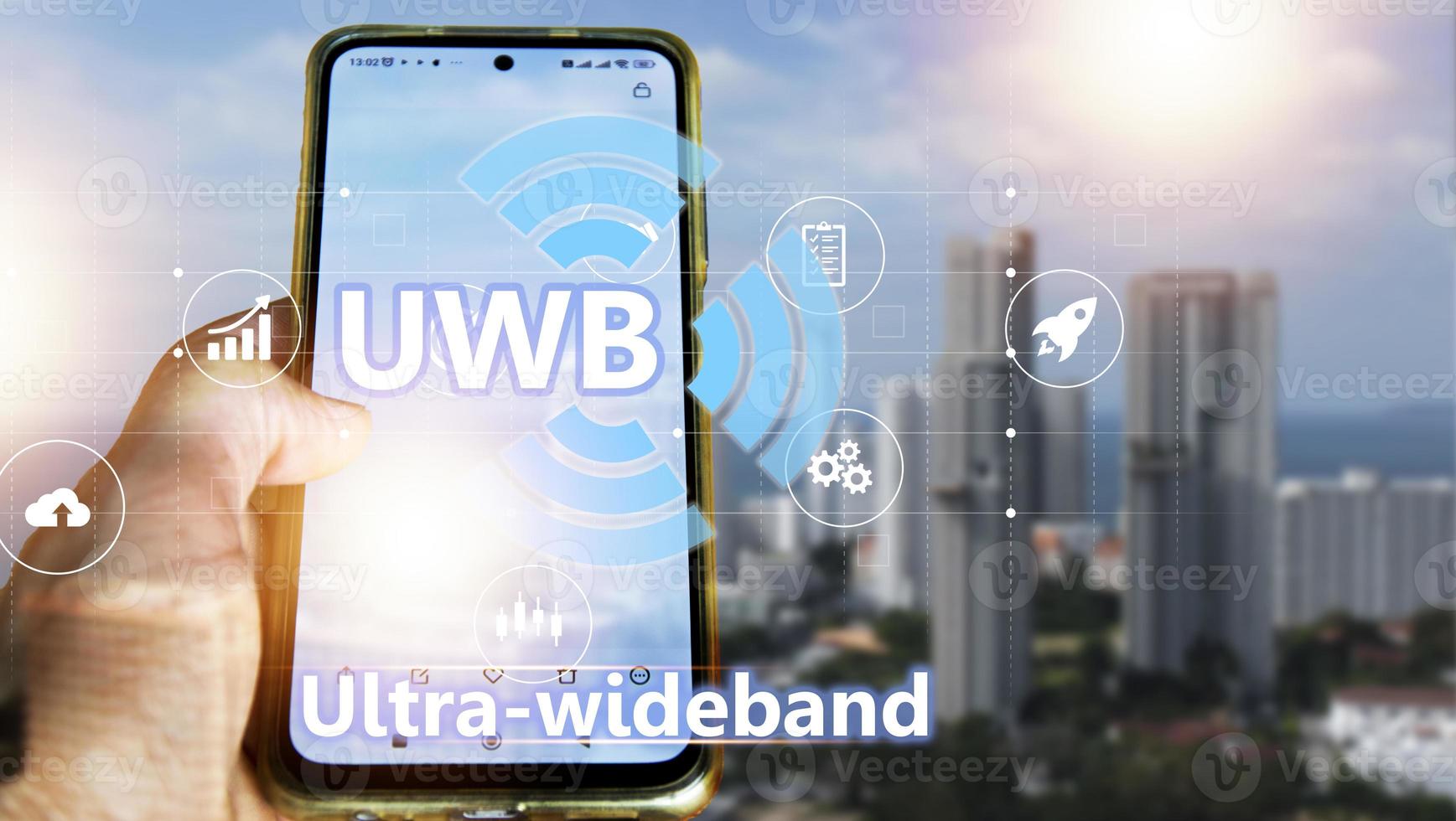 ultra banda ancha uwb es un corto alcance radio comunicación tecnología en anchos de banda de 500MHz o mayor y a muy alto frecuencias en general, eso trabajos similar a Bluetooth y Wifi foto