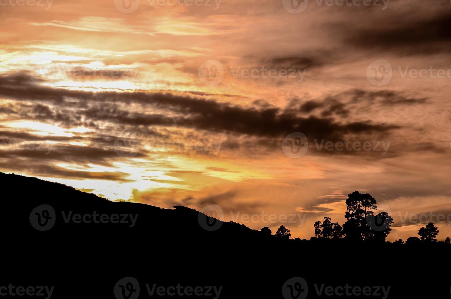 hermoso paisaje al atardecer foto