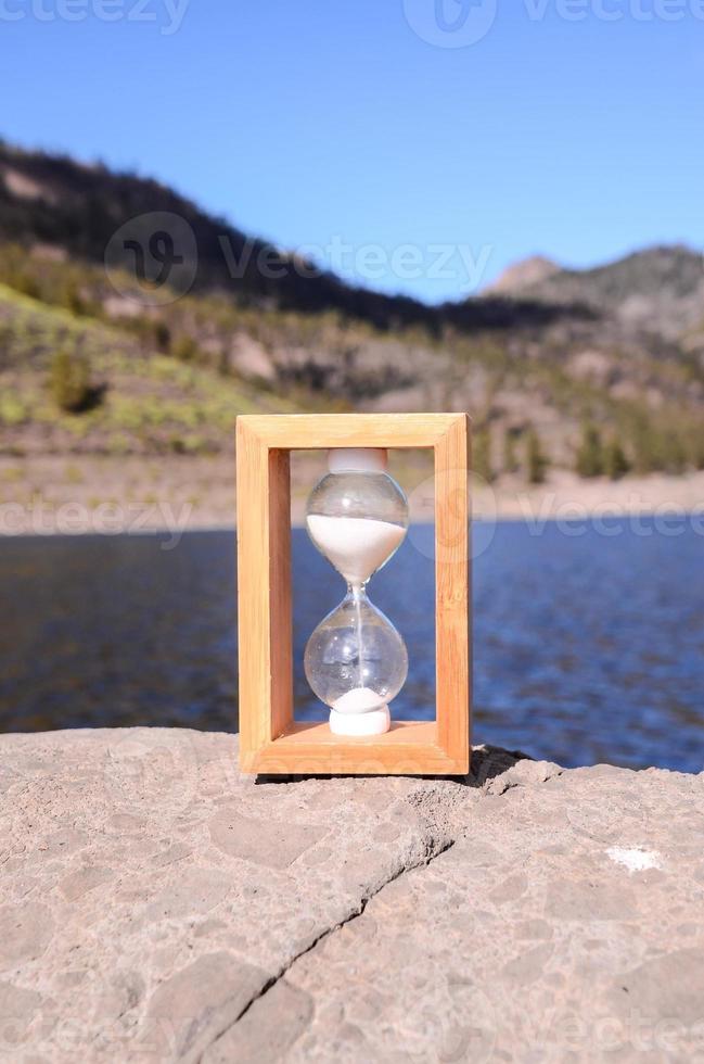 pequeño reloj de arena con arena foto