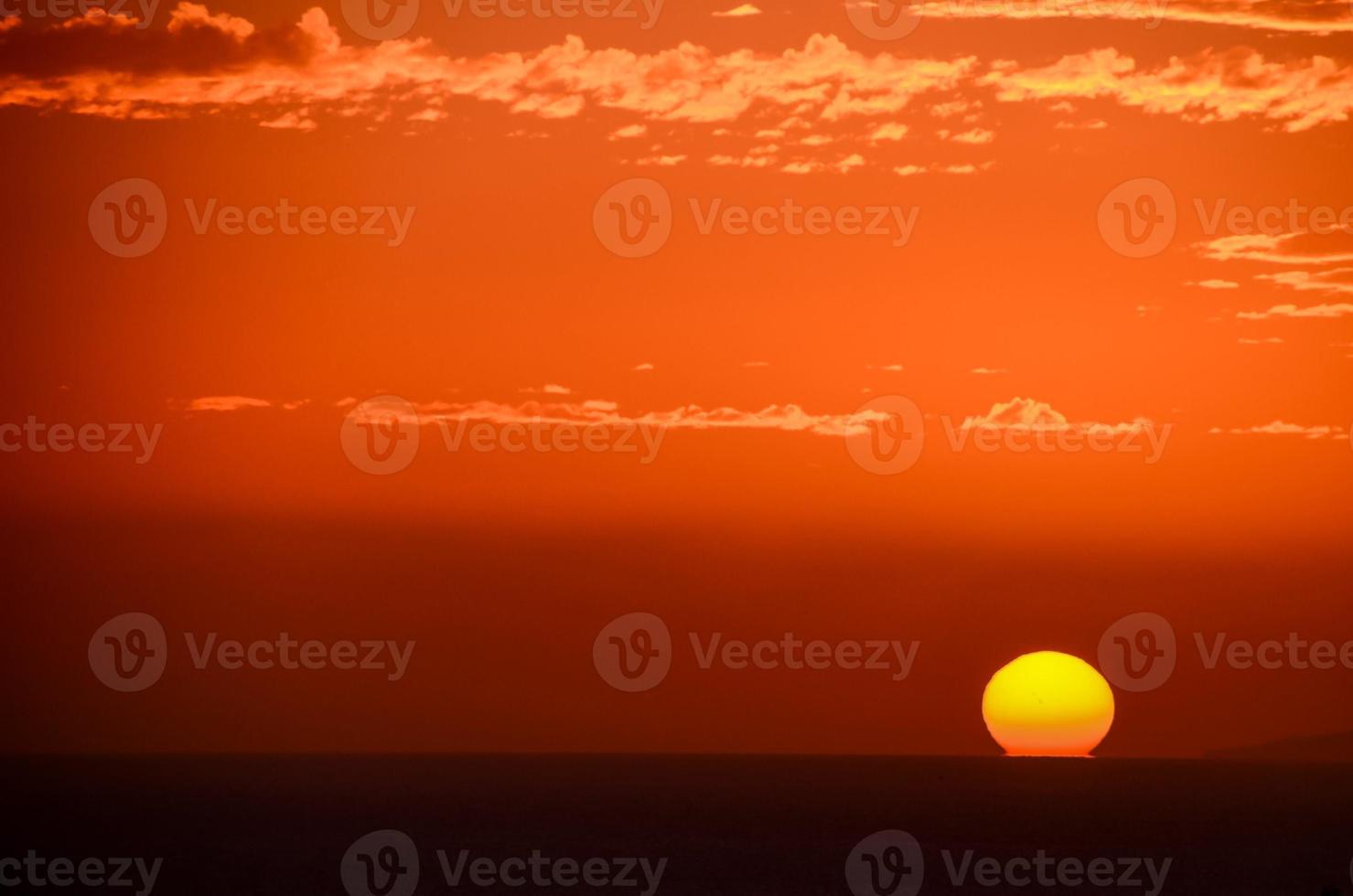 puesta de sol sobre el mar foto