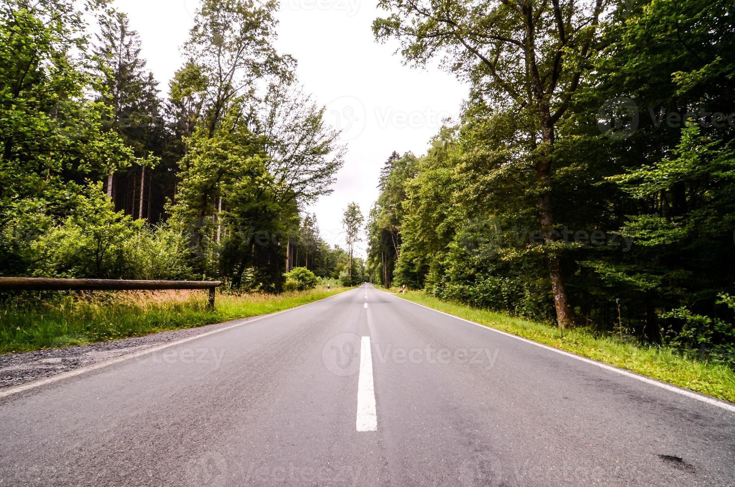 la carretera mediante el escénico paisaje foto