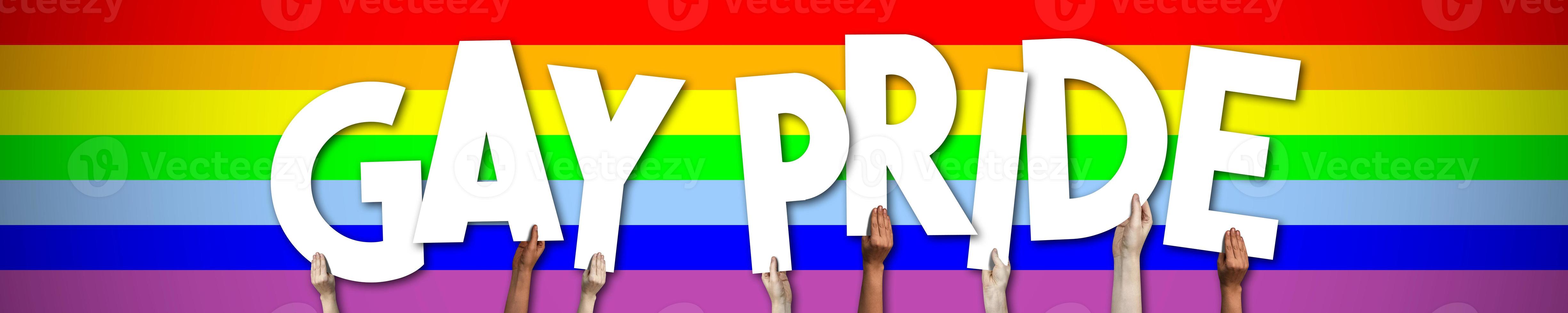 gay orgullo bandera - humano manos participación vistoso letras foto