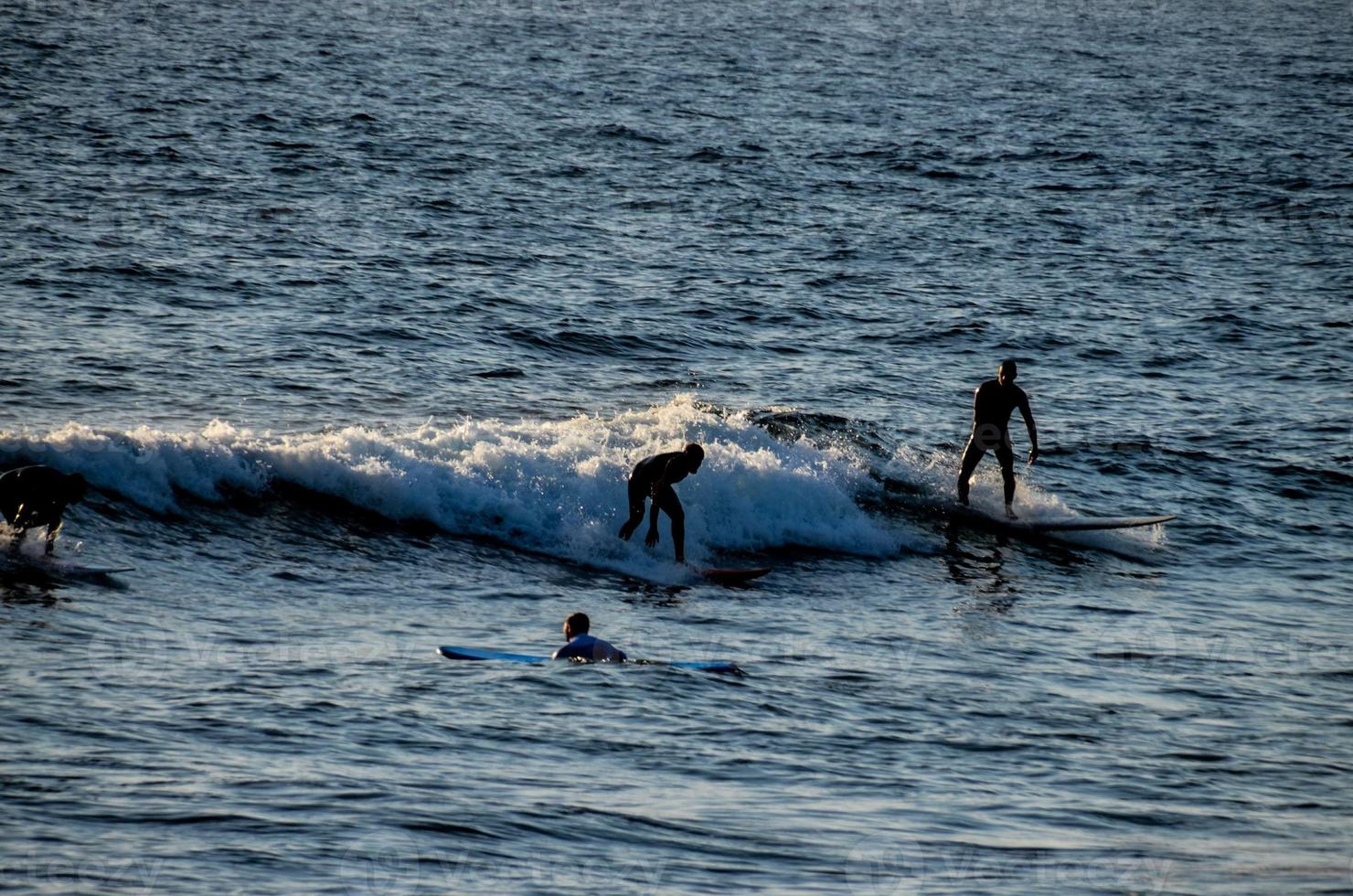 surfeando en el océano foto