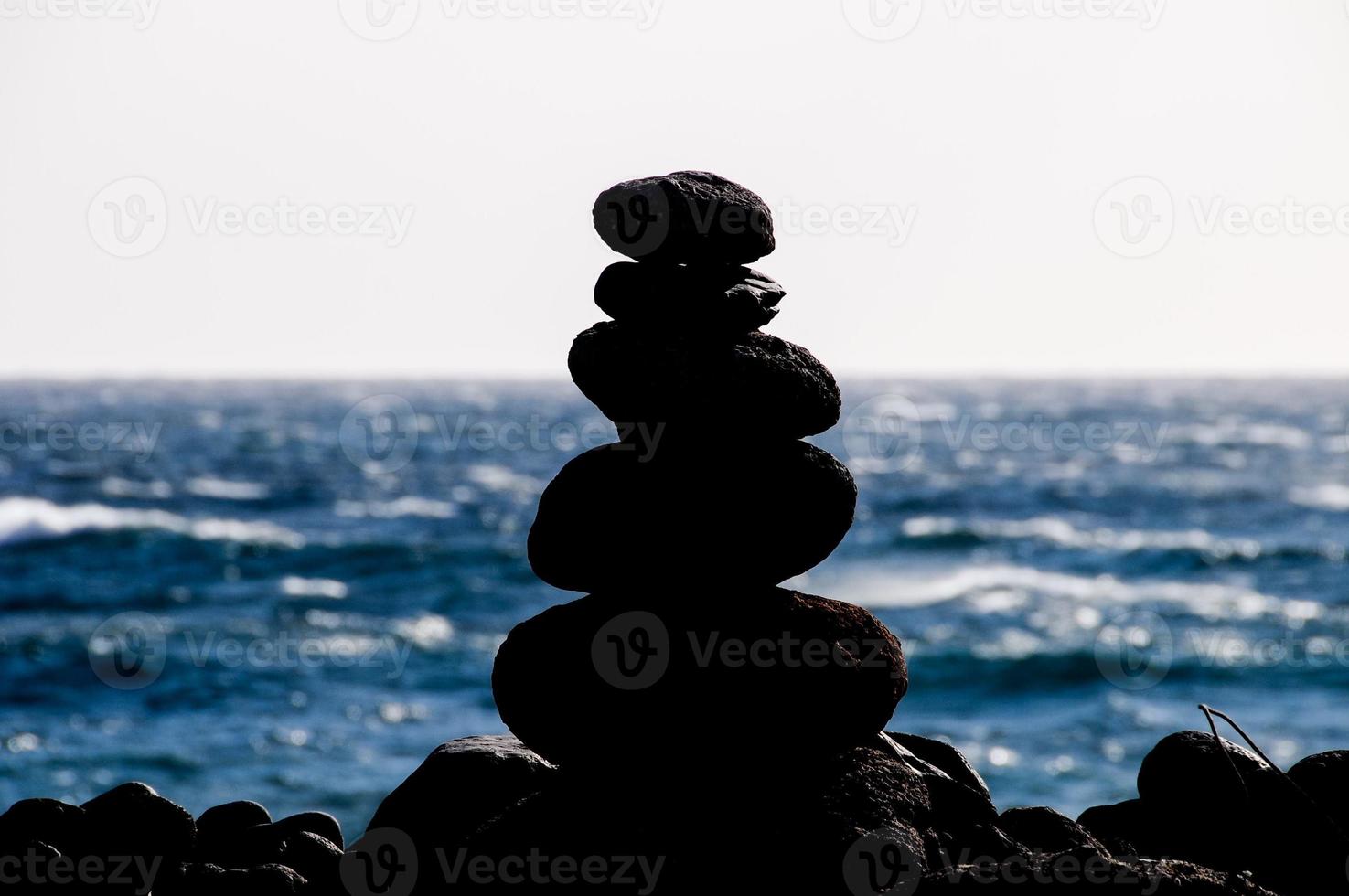 apilado piedras en el costa foto