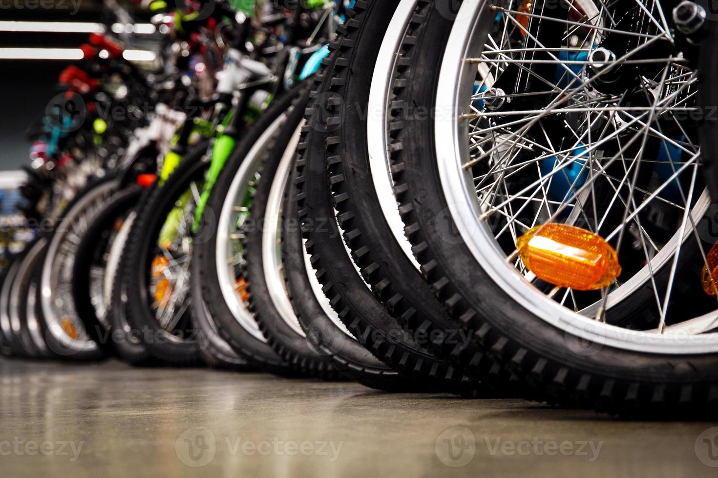 bicicletas en un Deportes almacenar, llantas de cerca, bicicleta ruedas en un fila en bicicletas Tienda foto