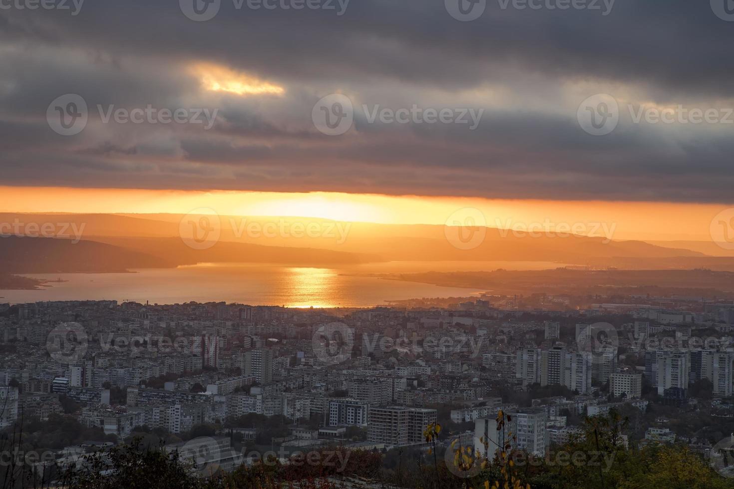 increíble puesta de sol terminado el ciudad. varna, Bulgaria foto