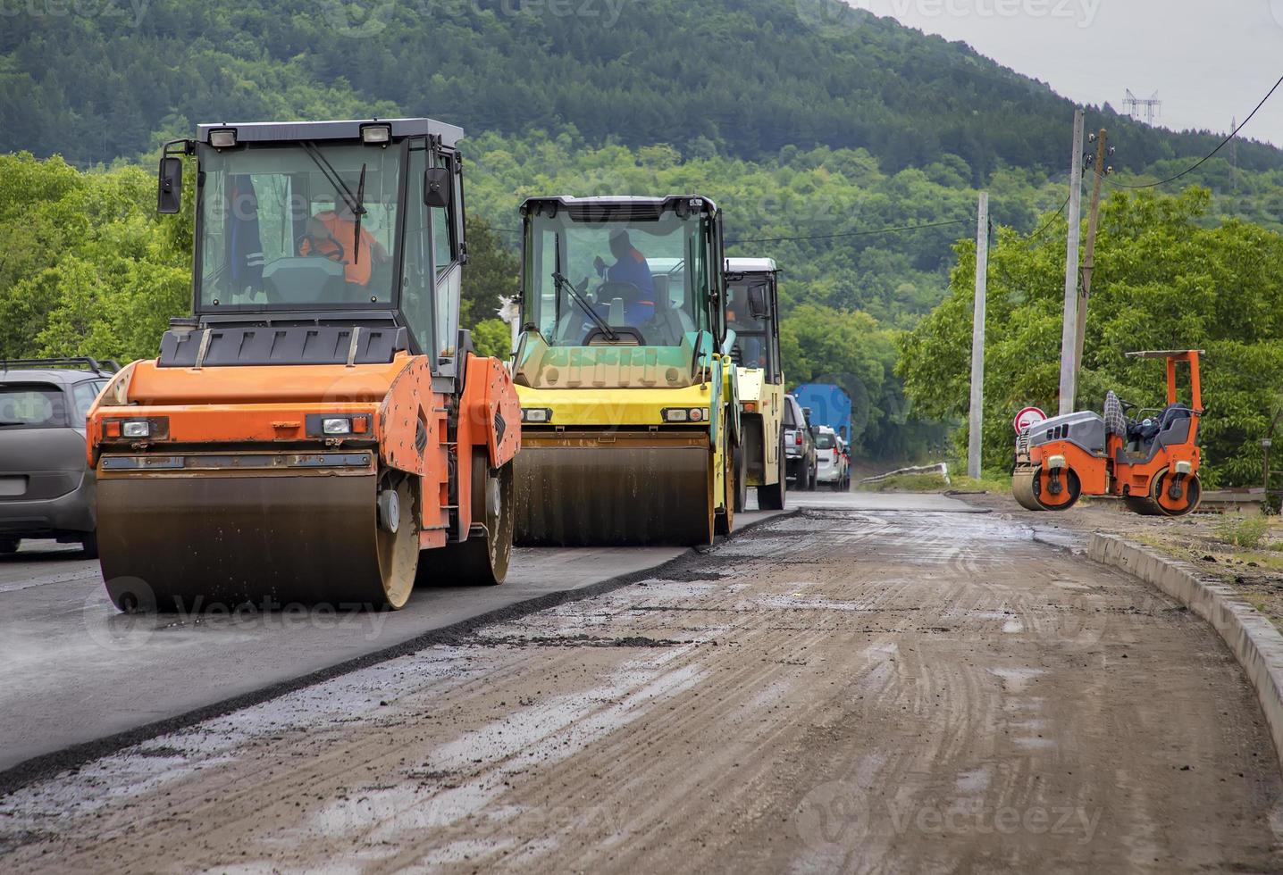 tambor rodillos a el construcción sitio, trabajando en el nuevo la carretera foto