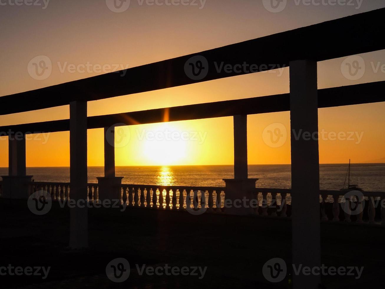 puesta de sol sobre el mar foto