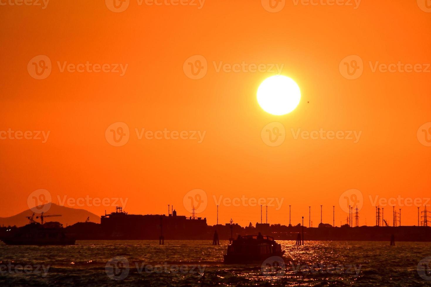 puesta de sol sobre el mar foto