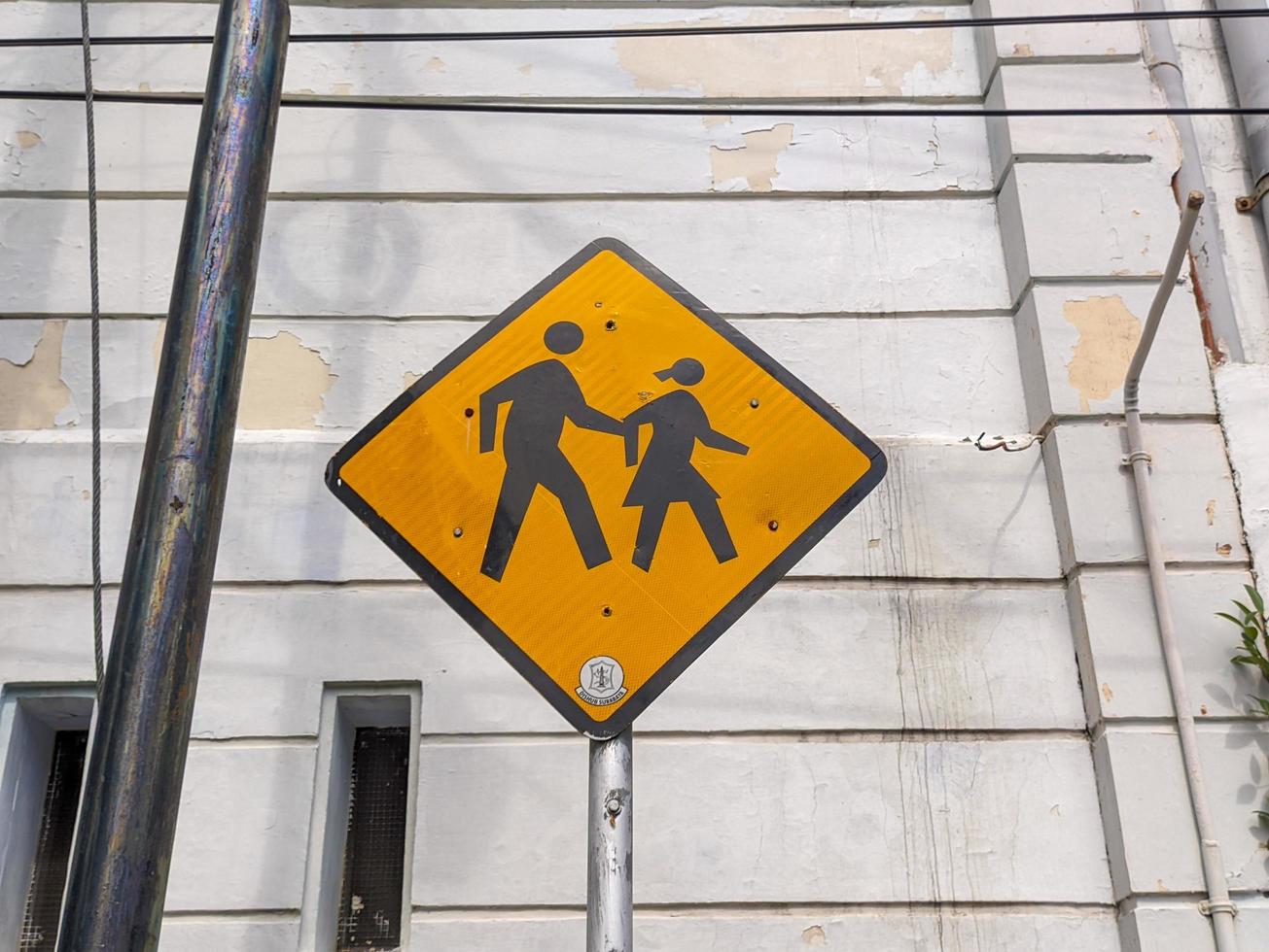 A signs warning the area of many school students photo