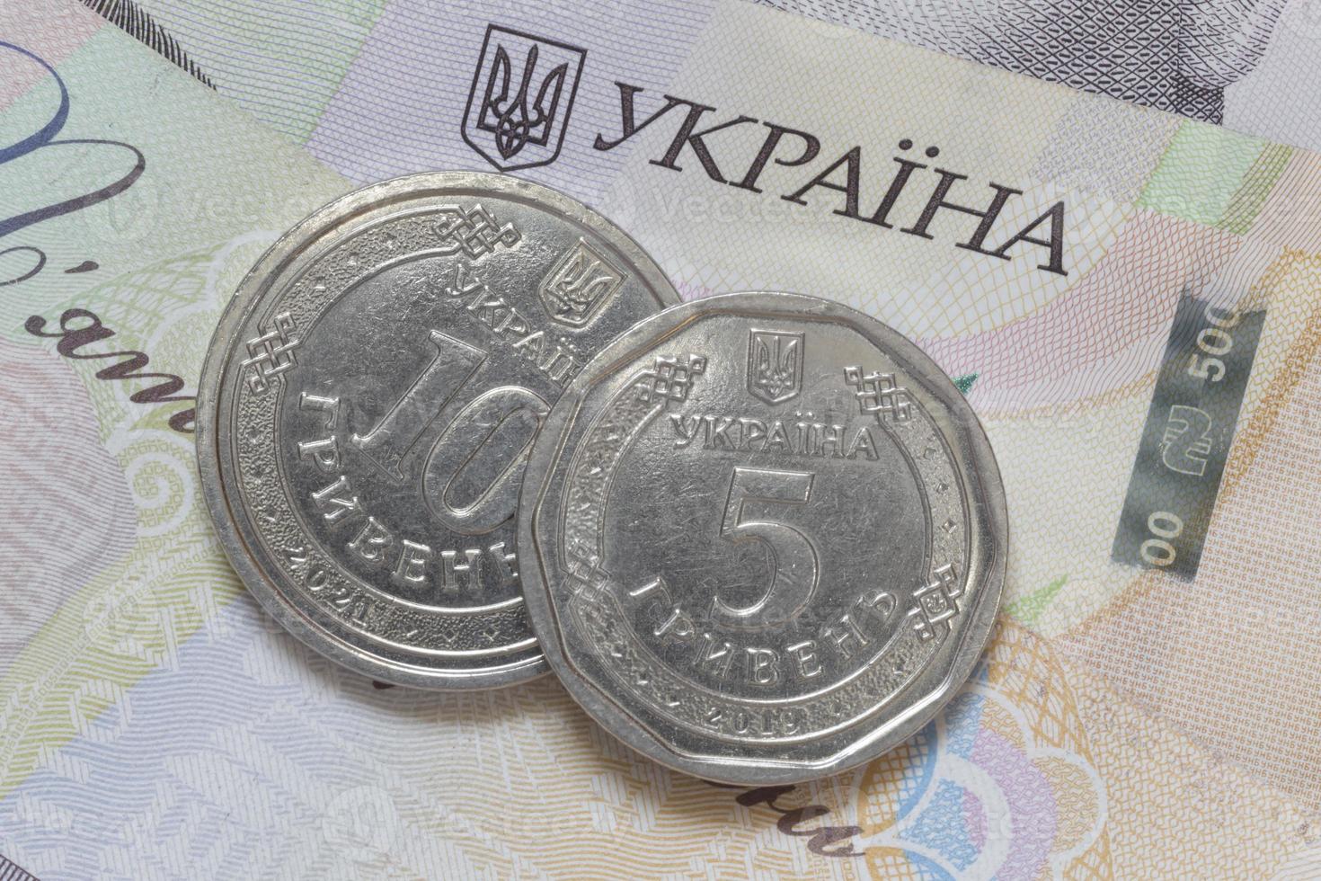 ucranio hrivnya monedas acostado en billetes foto