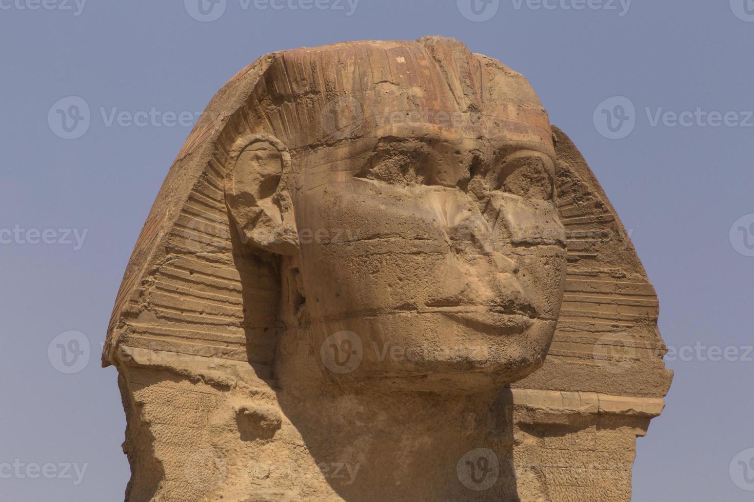 cabeza de esfinge en giza en contra azul cielo foto