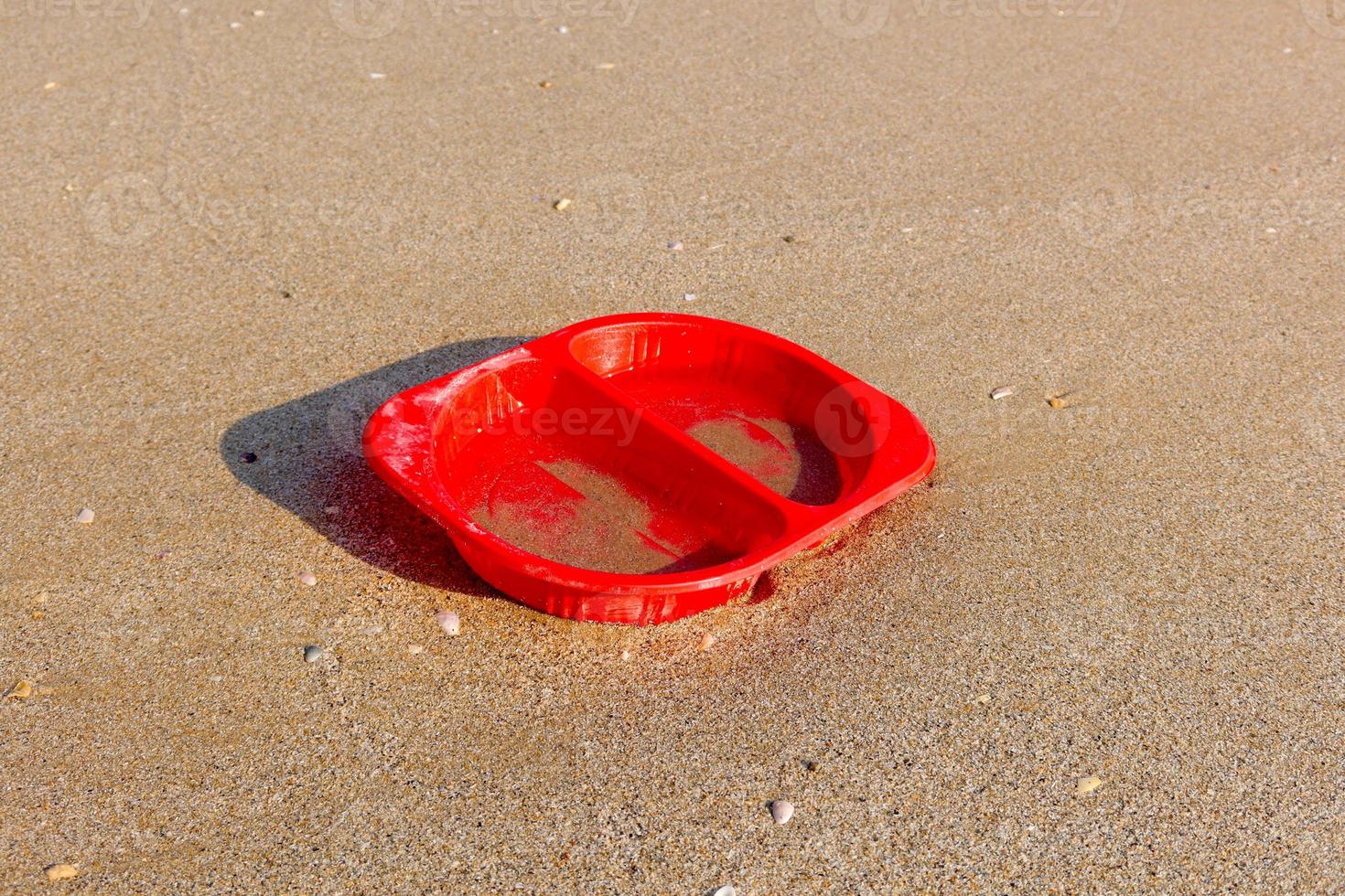 el playa tener un basura y efluentes concepto de ambiental proteccion. foto