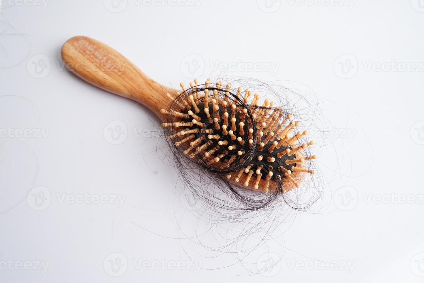 Caída de pérdida de cabello con cepillo de peine aislado sobre fondo blanco. foto