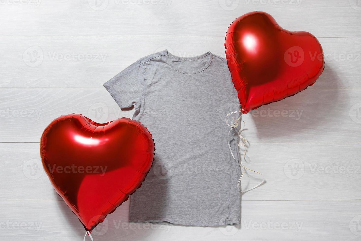 Grey tshirt mockup. Valentines Day concept shirt, balloons heart shape on wooden background. Copy space, template blank front view t-shirt clothes. Romantic outfit. Flat lay birthday holiday fashion photo
