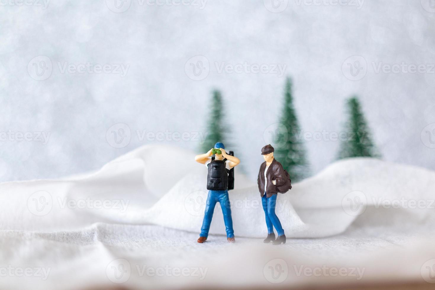 miniatura personas mochilero viaje en invierno hora foto