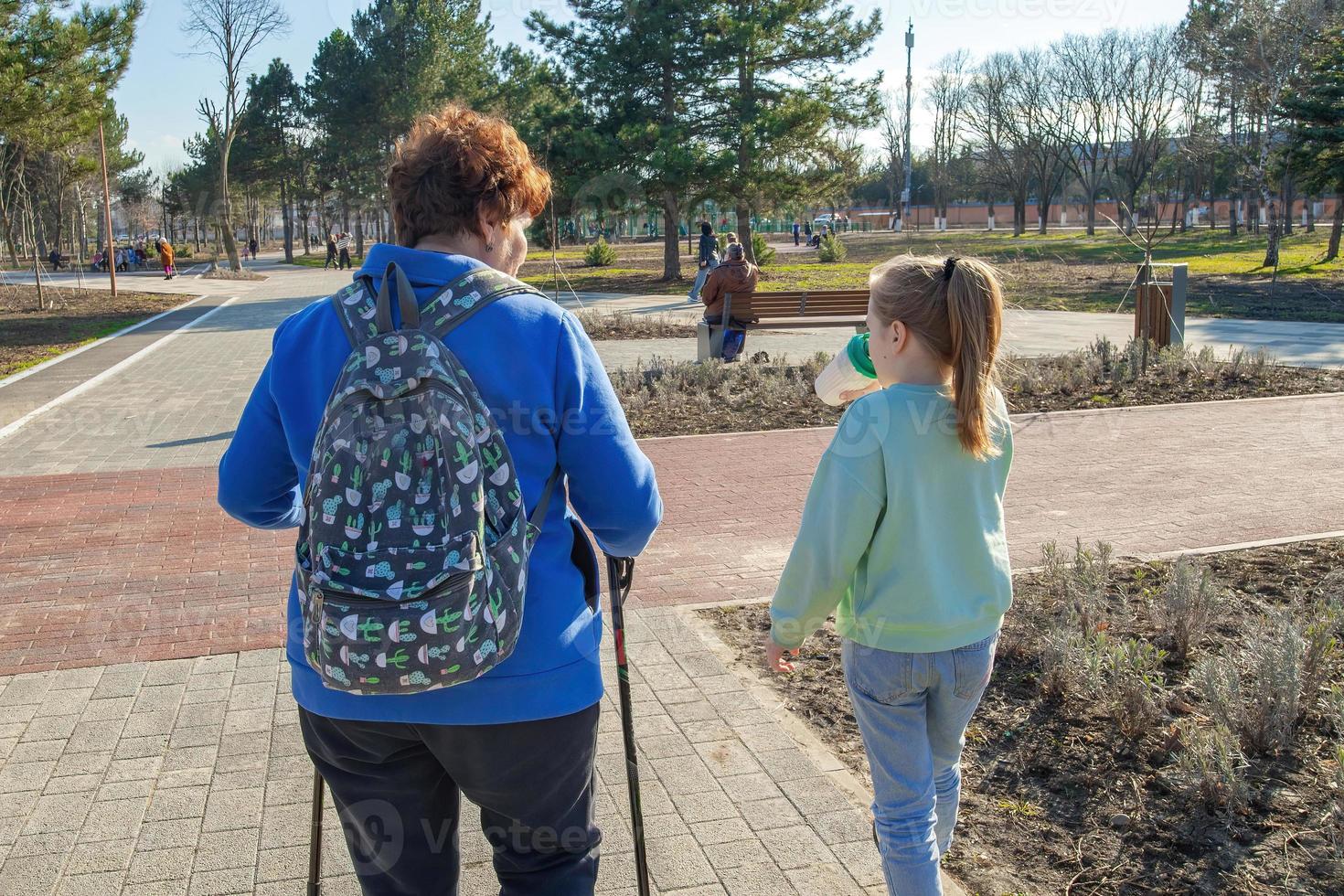 amistad Entre abuela y nieta. articulación camina en el parque. cuidado y cuidado en el familia para el más viejo generación. foto