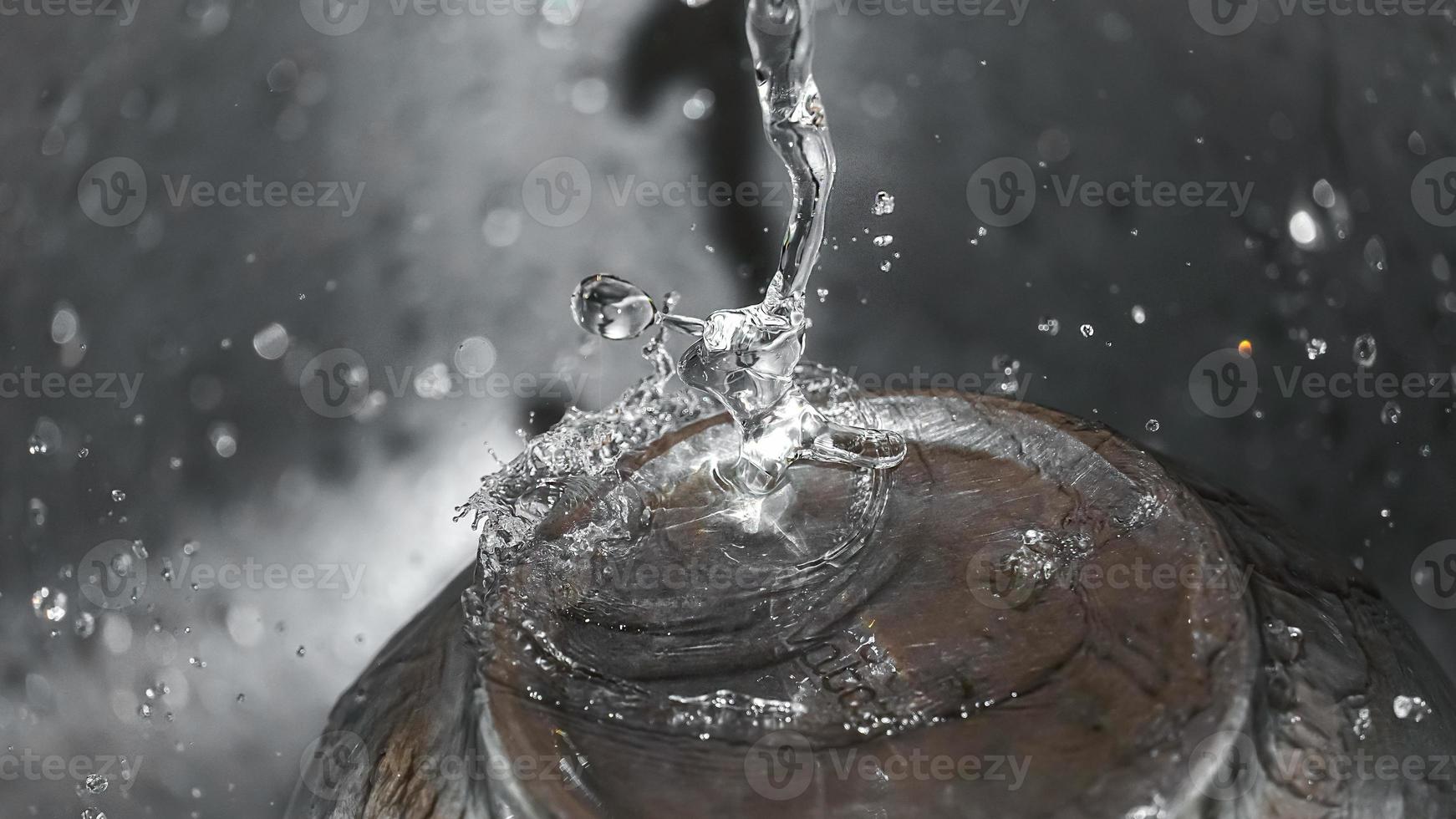 agua soltar salpicaduras macro con olas foto