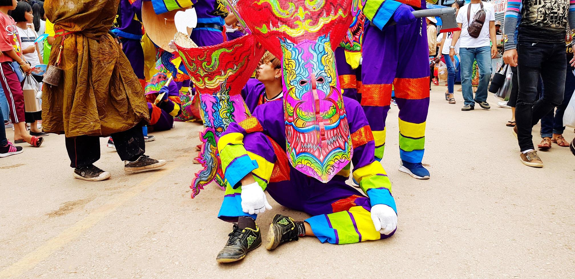 loei, Tailandia - julio 26, 2022 fi ejército de reserva khon o fantasma festival en tailandia local personas hecho y vistiendo vistoso vestir y fantasma máscara para celebrado cultura o tradicional en julio de cada año foto