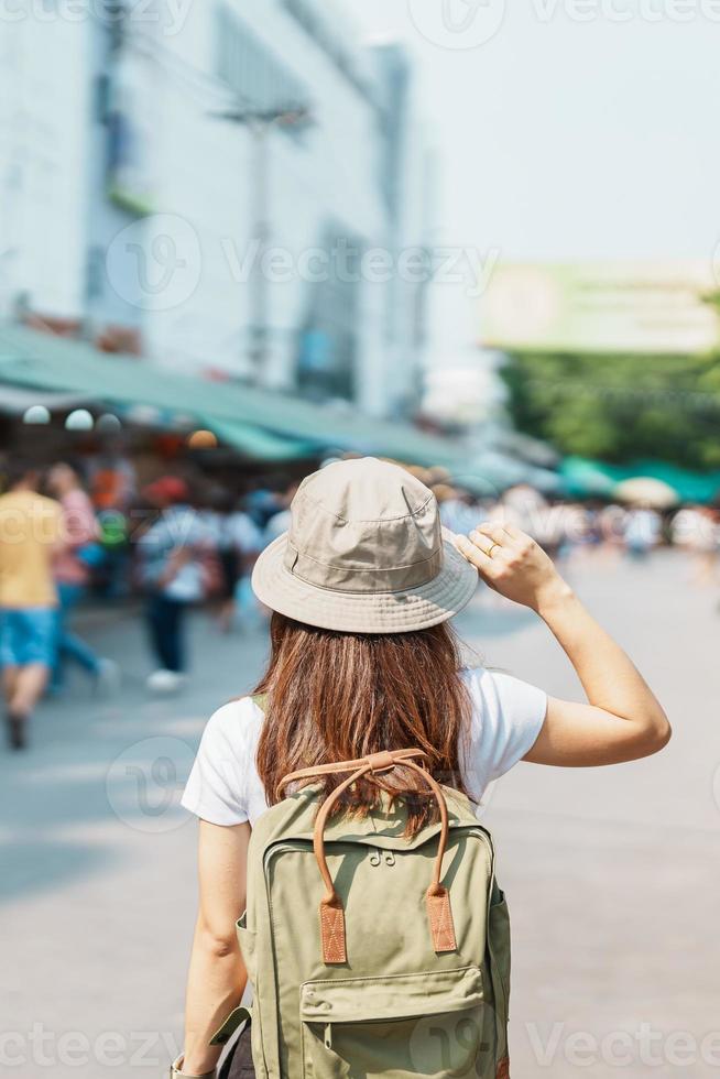 mujer viajero visitando en bangkok, turista con mochila y sombrero Turismo en chatuchak fin de semana mercado, punto de referencia y popular atracciones en bangkok, tailandia viaje en Sureste Asia concepto foto