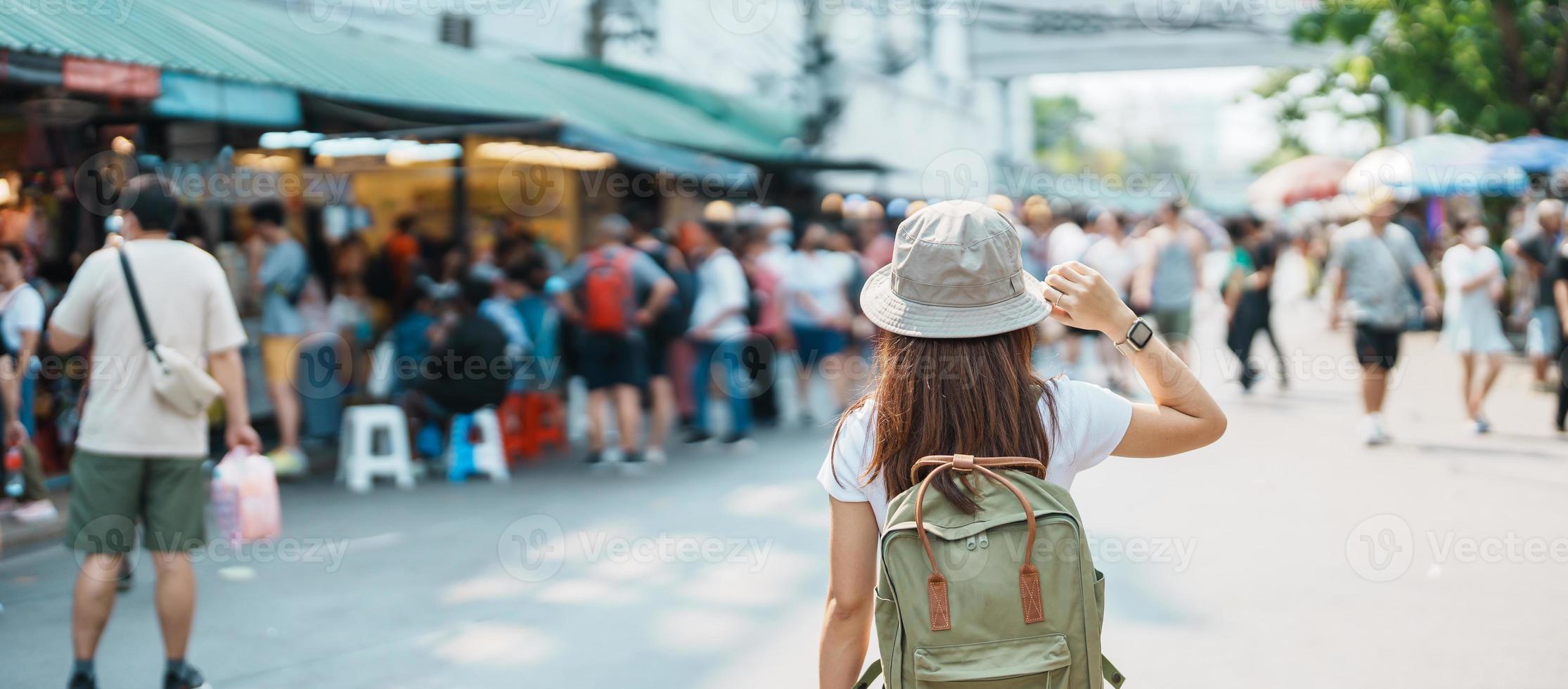 mujer viajero visitando en bangkok, turista con mochila y sombrero Turismo en chatuchak fin de semana mercado, punto de referencia y popular atracciones en bangkok, tailandia viaje en Sureste Asia concepto foto