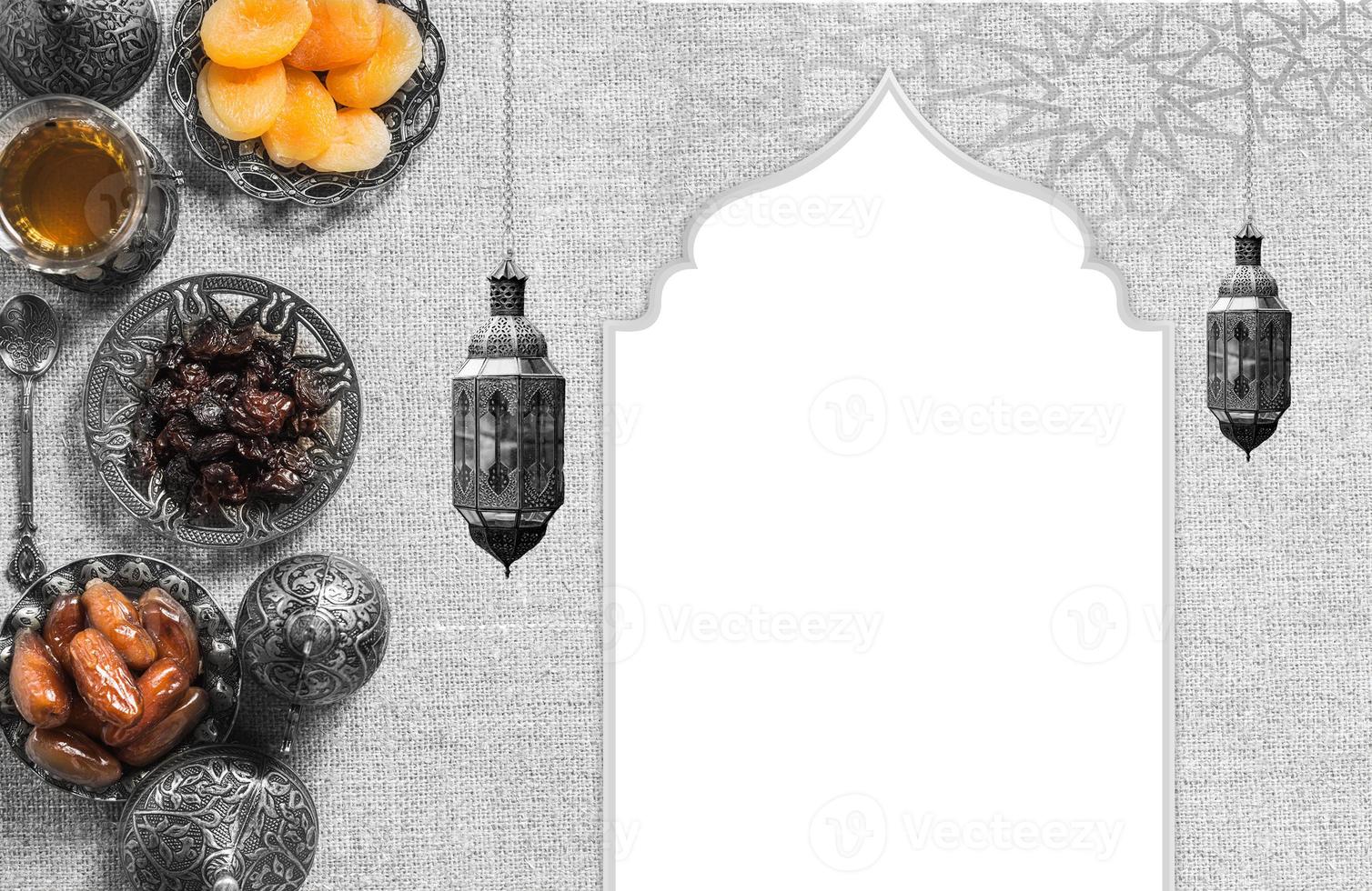 Arábica comida y un blanco marco con Arábica texto.a antecedentes para Ramadán. social medios de comunicación publicaciones .musulmán santo mes Ramadán kareem .ramadan Mubarak hermosa saludo tarjeta foto