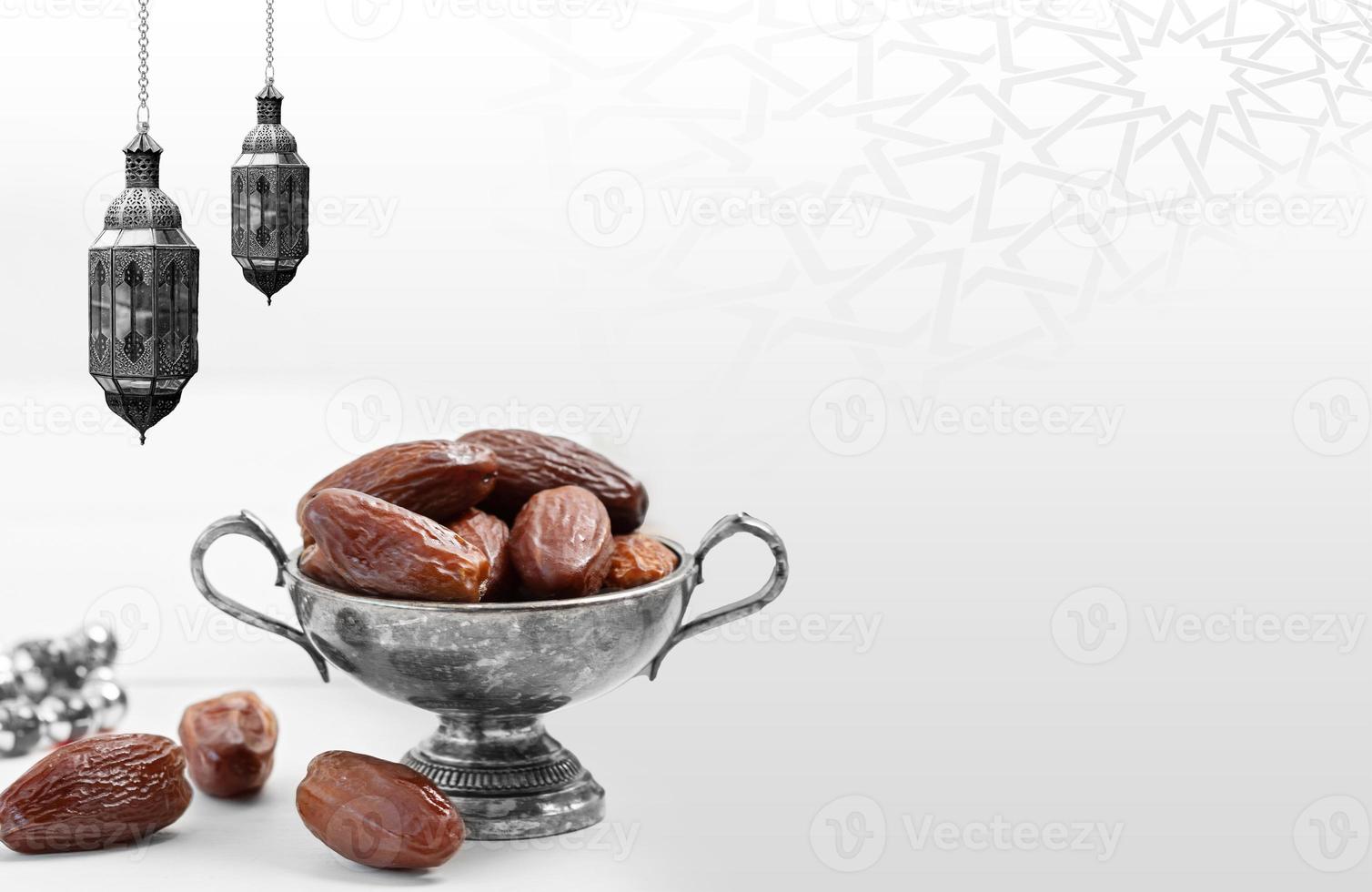 un cuenco de fechas con un lámpara en el fondo.a antecedentes para Ramadán. social medios de comunicación publicaciones .musulmán santo mes Ramadán kareem .ramadan Mubarak hermosa saludo tarjeta foto