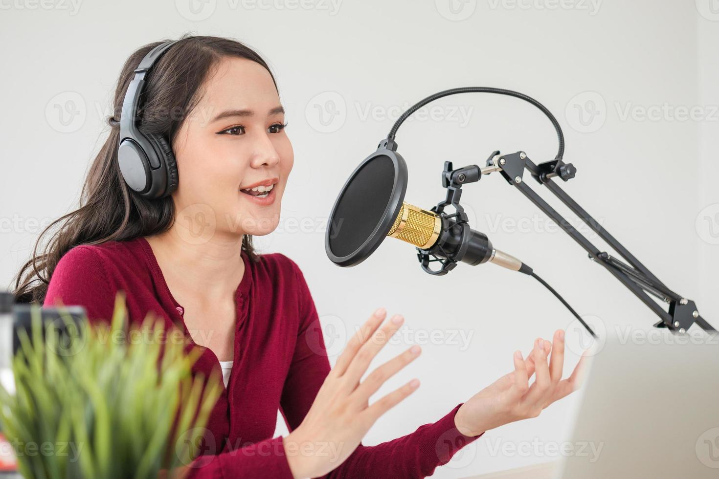 hermosa asiático joven mujer radio anfitrión trabajando en auriculares, micrófono mientras hablar, conversacion y grabación podcast, En Vivo en social medios.tecnologia de al aire en línea en radiodifusión a estudio. foto