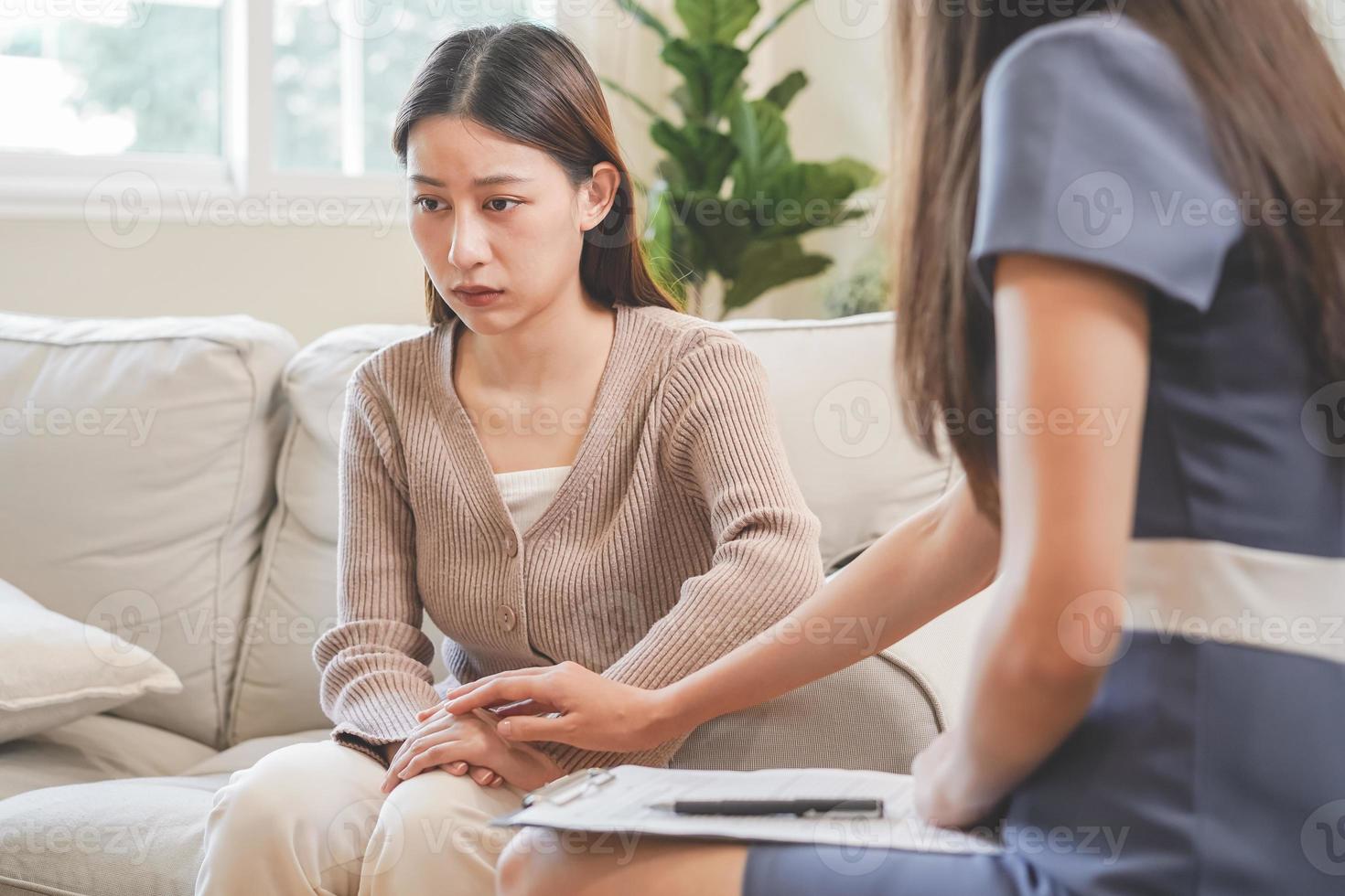 psicología, depresión. triste, sufrimiento asiático joven mujer, consultante con psicólogo, psiquiatra mientras paciente asesoramiento mental problema con médico a clínica. alentador, terapia, salud cuidado. foto