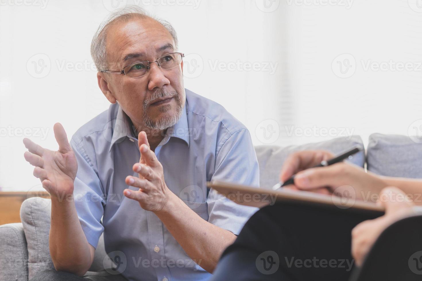 psicología, depresión gente. mayor asiático adulto hombre, hombres consultante con psicólogo ,psiquiatra mientras anciano, antiguo paciente asesoramiento mental con médico mujer a clínica. alentador, terapia. foto