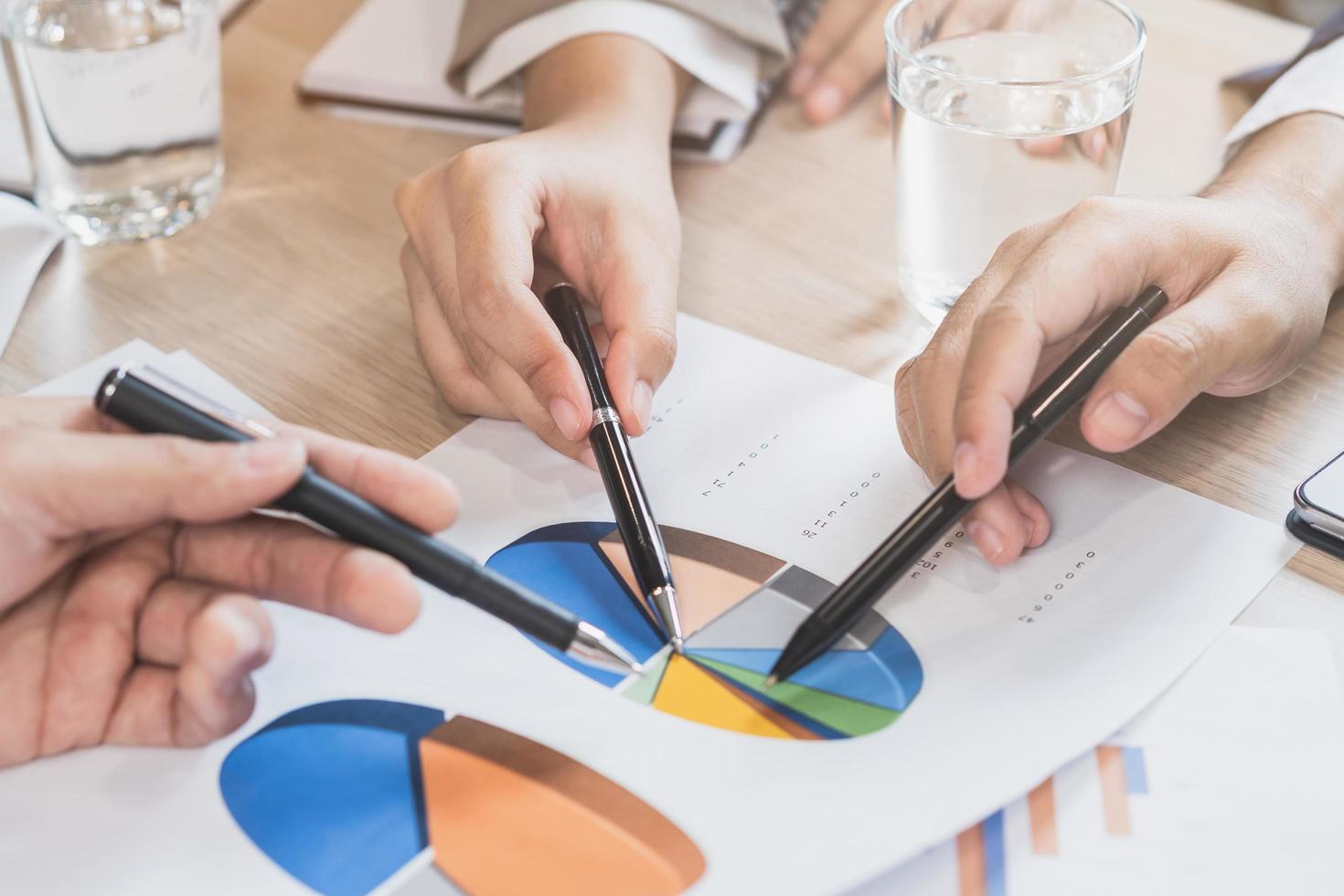 discusión, idea genial asiático joven empresario, mujer de negocios son analizando gráficos, grafico en documento, que se discute económico estrategia en papeleo para empresas a crecimiento en mesa a oficina, lugar de trabajo. foto