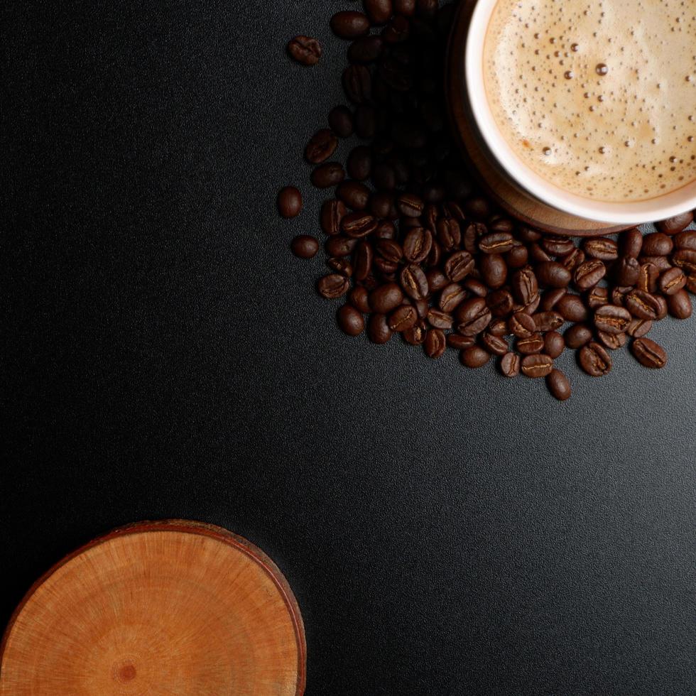 café frijoles en un taza. café bebida tema foto para burlarse de arriba, un taza de café y café frijoles con vacío zona en el medio, con oscuro color fondo, cuadrado imagen formato