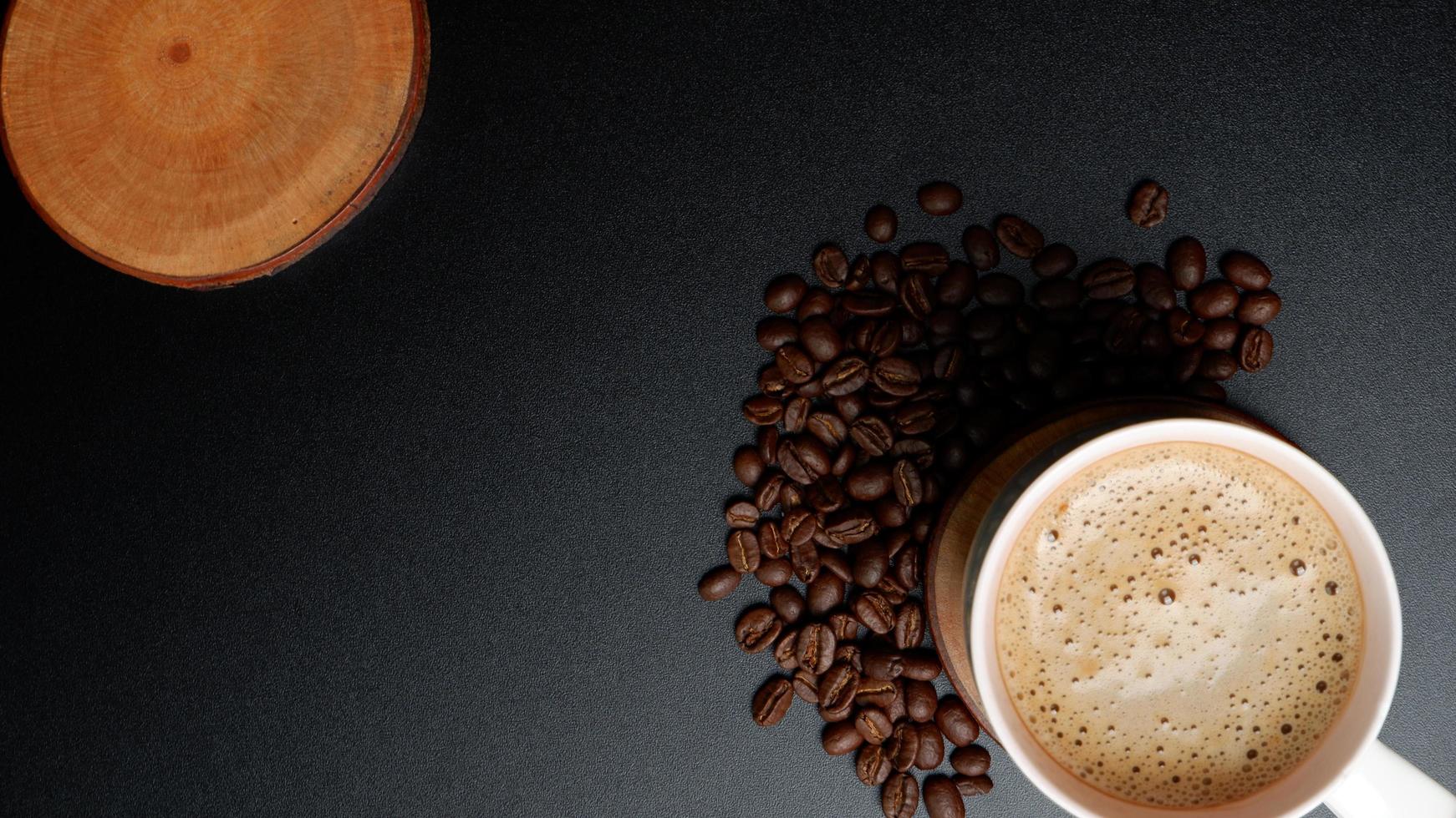 café bebida tema foto para el burlarse de arriba, un taza de café y café frijoles con un vacío zona en el medio, en un oscuro color antecedentes