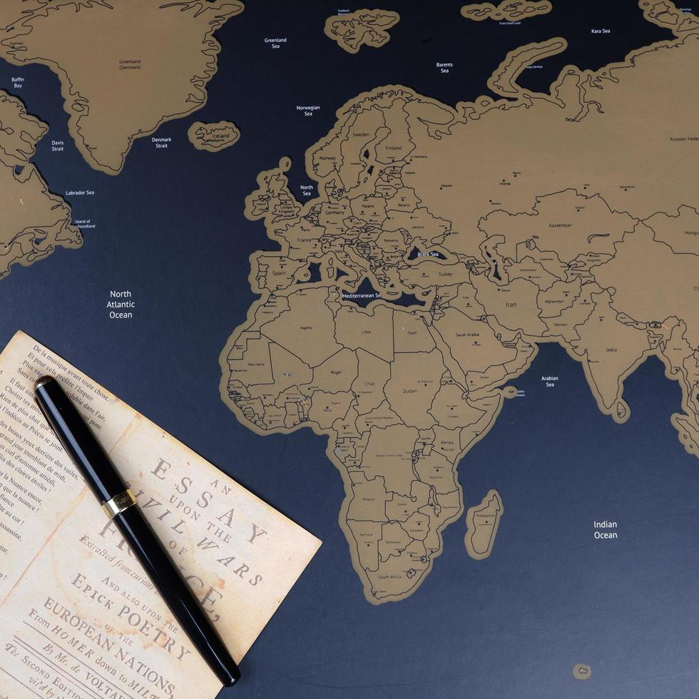 clásico temática bolígrafo y papel con mundo mapa tablero antecedentes foto