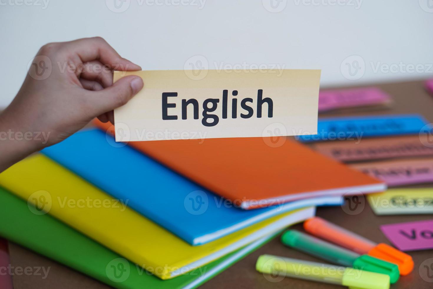 de cerca estudiantes manos sostener Inglés palabra tarjeta. concepto, educación, aprendizaje y estudiando idioma. educación. leyendo y memorizando estrategia de aprendizaje proceso para niño. práctica hace Perfecto. foto