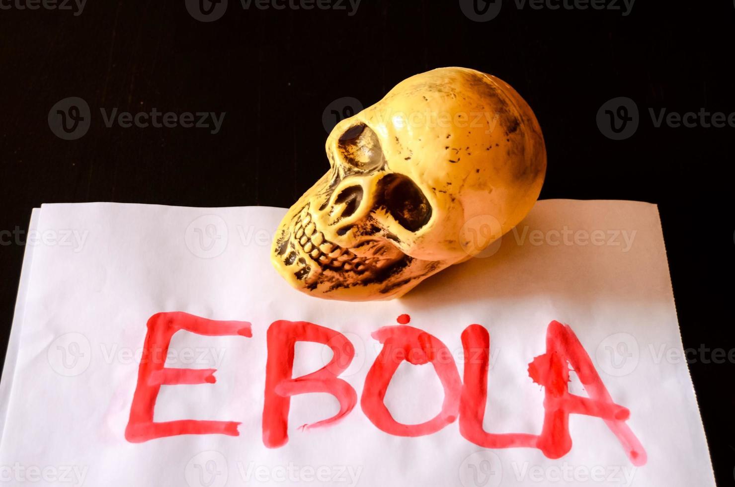 ébola escrito en papel foto