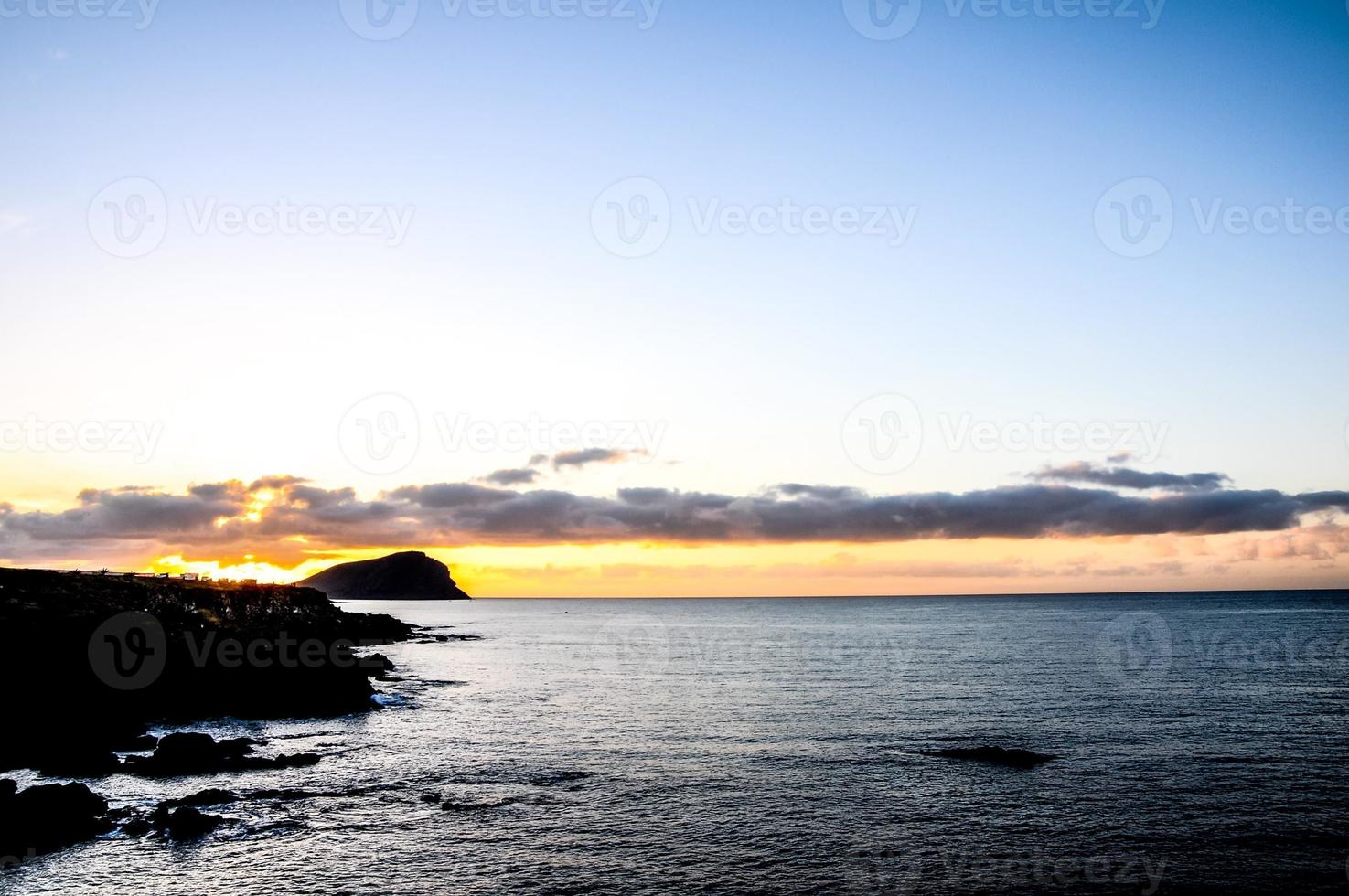 puesta de sol sobre el mar foto